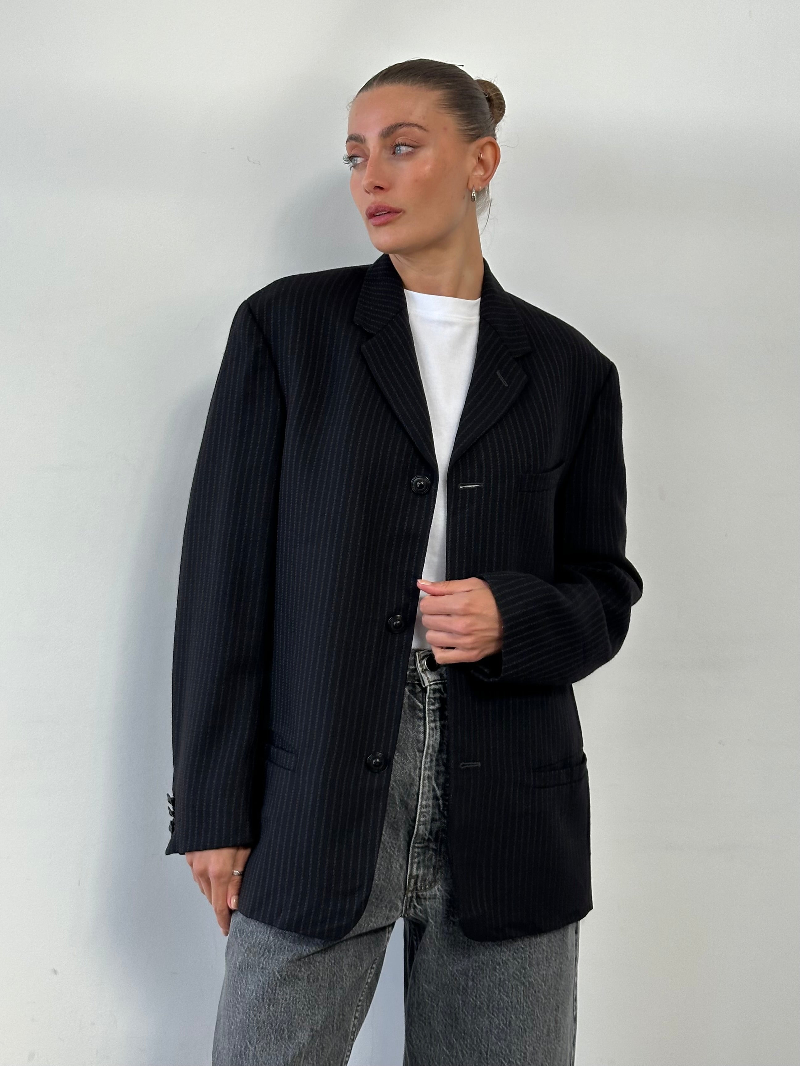 Versace Versus 90s bespoke single-breasted blazer in relaxed fit, size 38R/M, with tailored lapels and classic design.