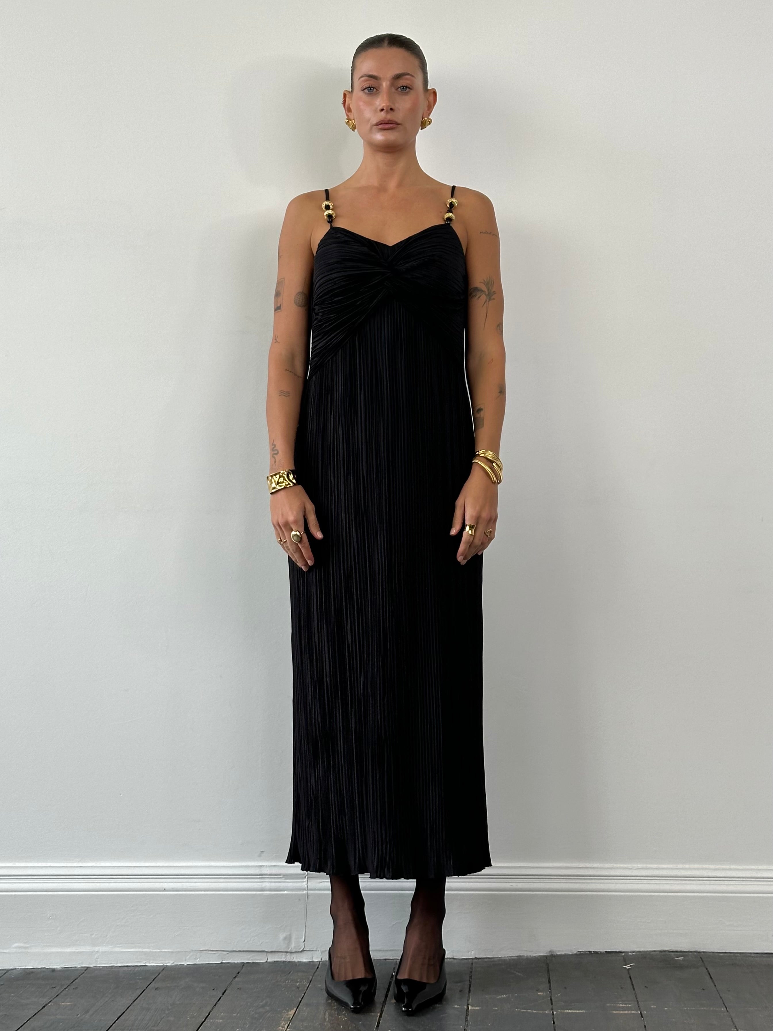 Vintage plisse maxi dress in size M/L with flowing fabric and elegant design, perfect for stylish summer or evening wear.