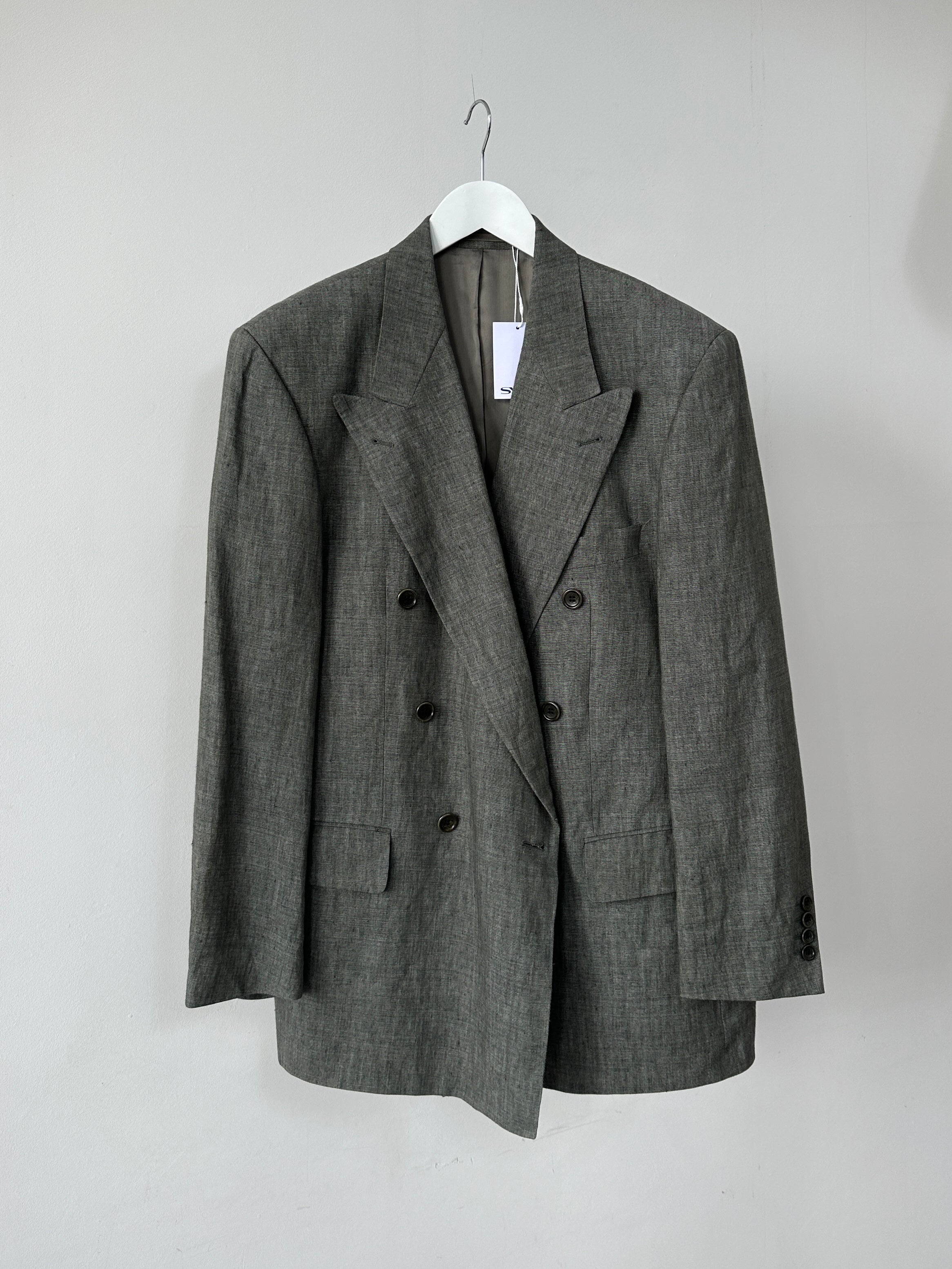 Hugo Boss pure linen double-breasted blazer with large lapels in size 40R/XL, featuring a tailored fit and classic style.