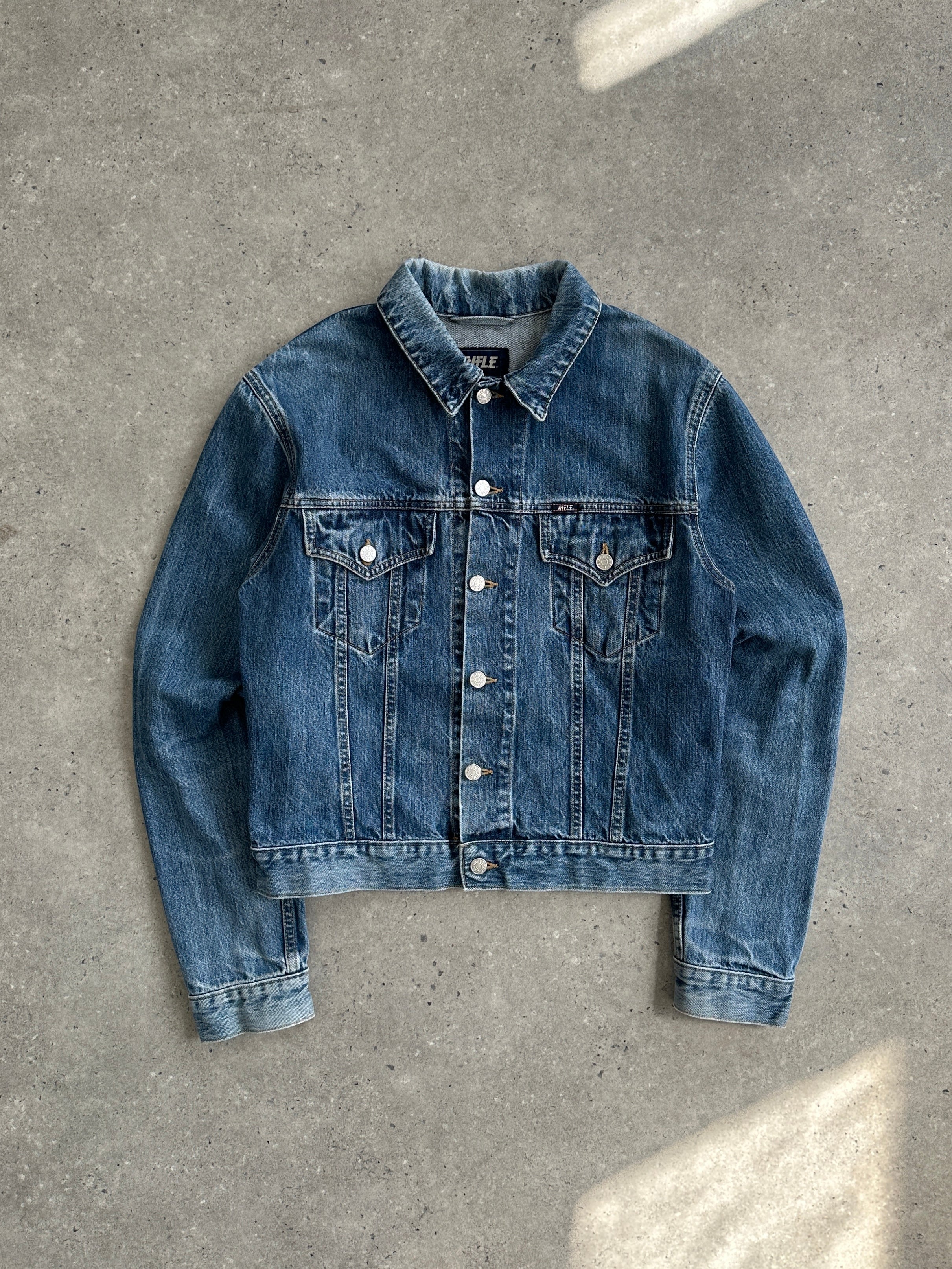 Vintage pure cotton denim jacket in size M, classic blue color with front pockets and button closure, casual and timeless style.
