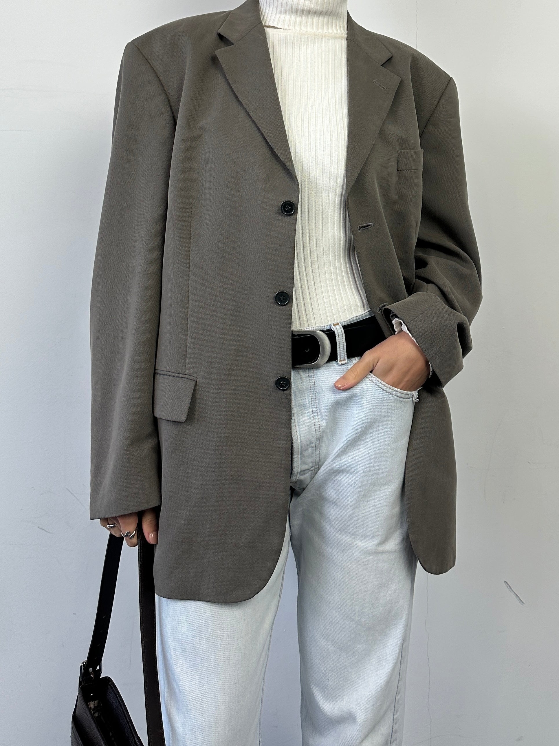 Vintage relaxed single-breasted blazer in size L/XL, tailored fit with lapels and buttons, displayed on a plain background.
