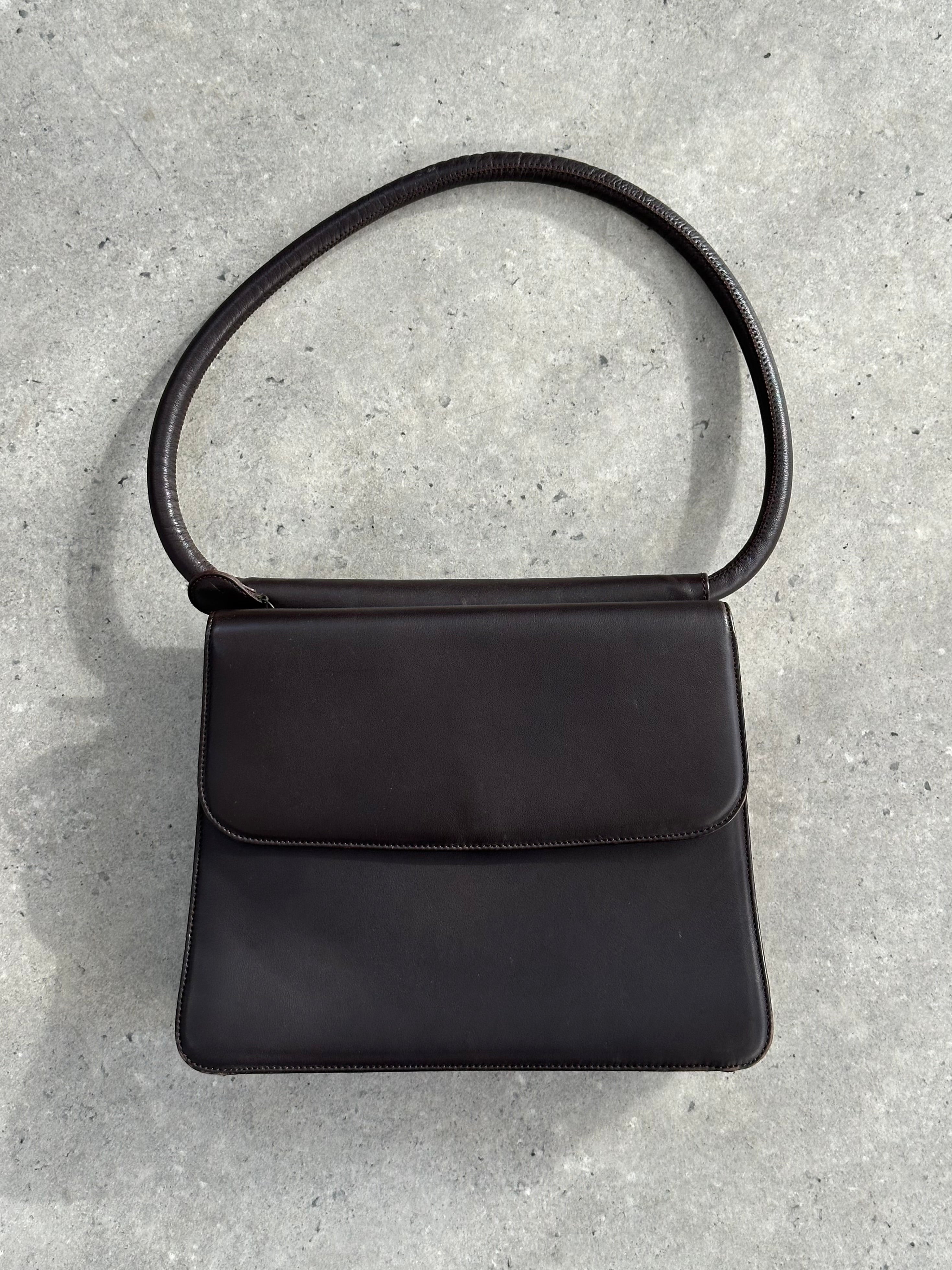 Giorgio Armani Le Collezioni leather shoulder bag with sleek design and adjustable strap, in black leather.