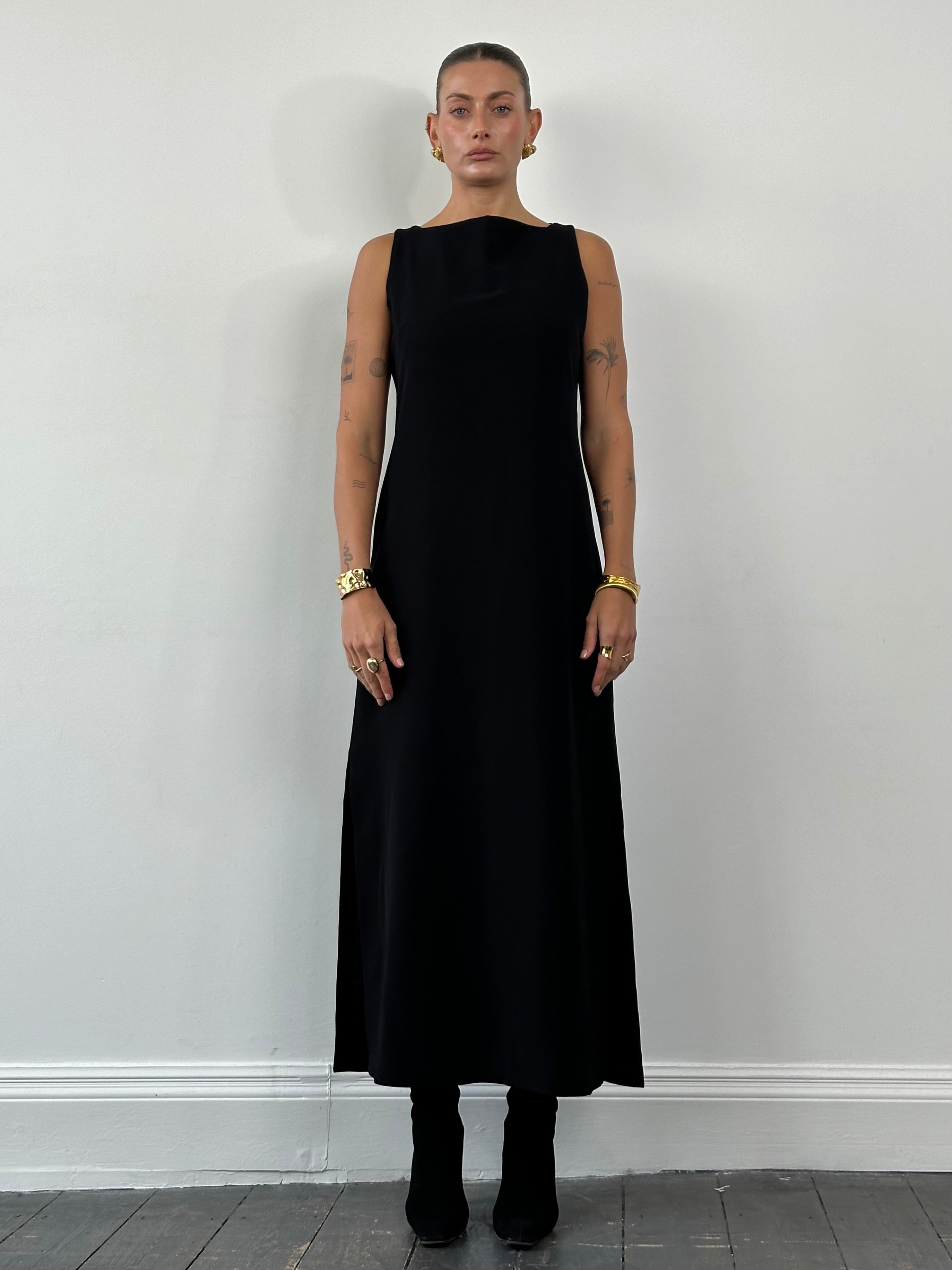 Italian Vintage boat neck maxi dress in size M/L, featuring a flowing silhouette and classic vintage style.