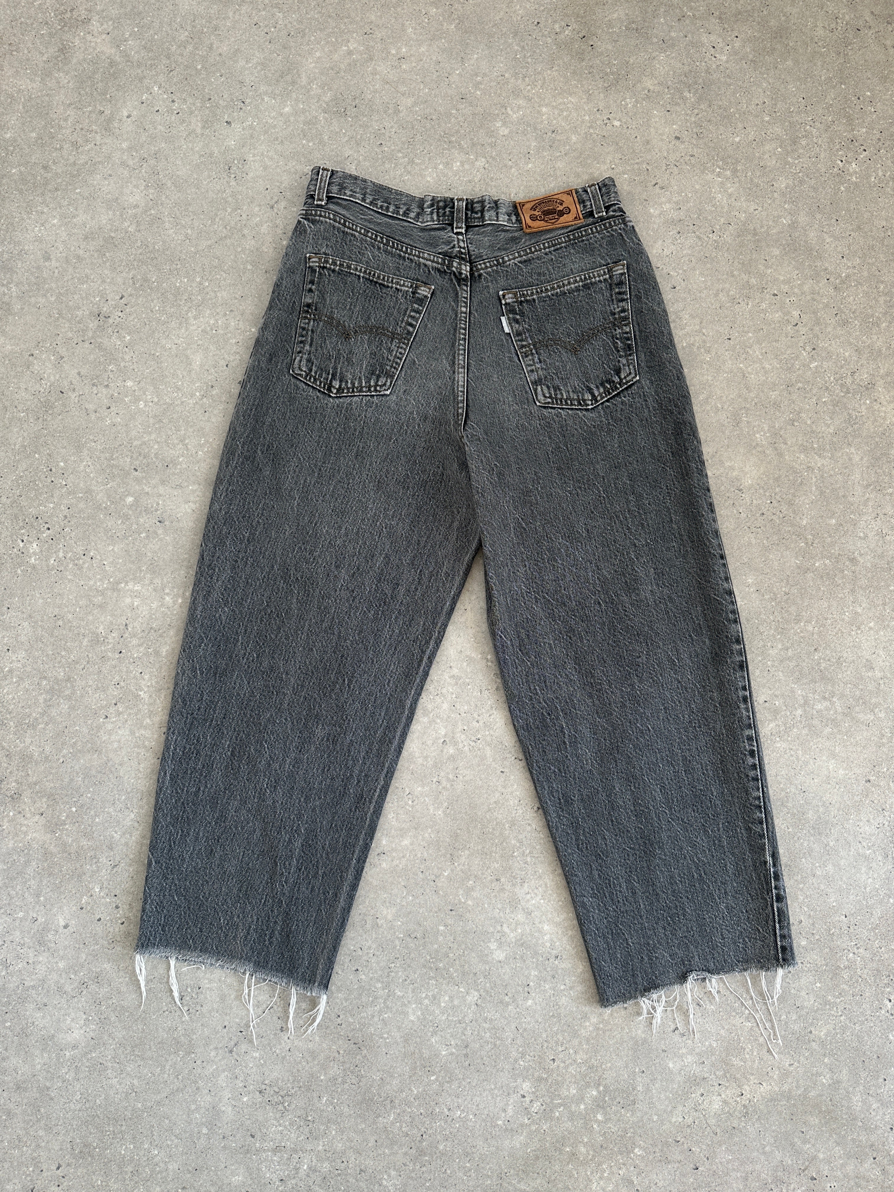 Levi’s 80s Silver Tab loose fit denim jeans in W30, showcasing classic fit and vintage style with a light blue wash.
