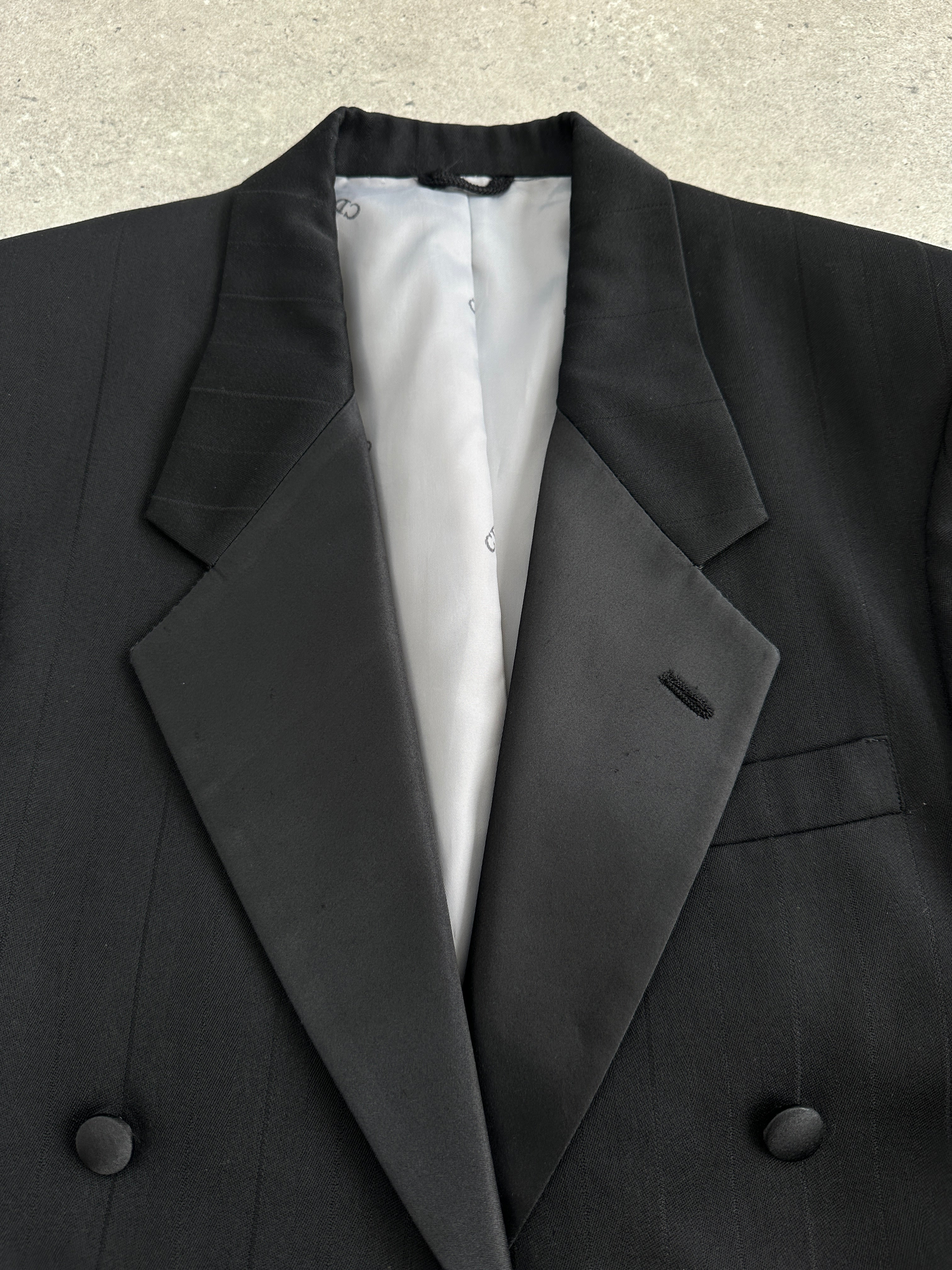 Christian Dior Monsieur 80s double-breasted tuxedo blazer, tailored fit, black fabric, with peaked lapels and button details.