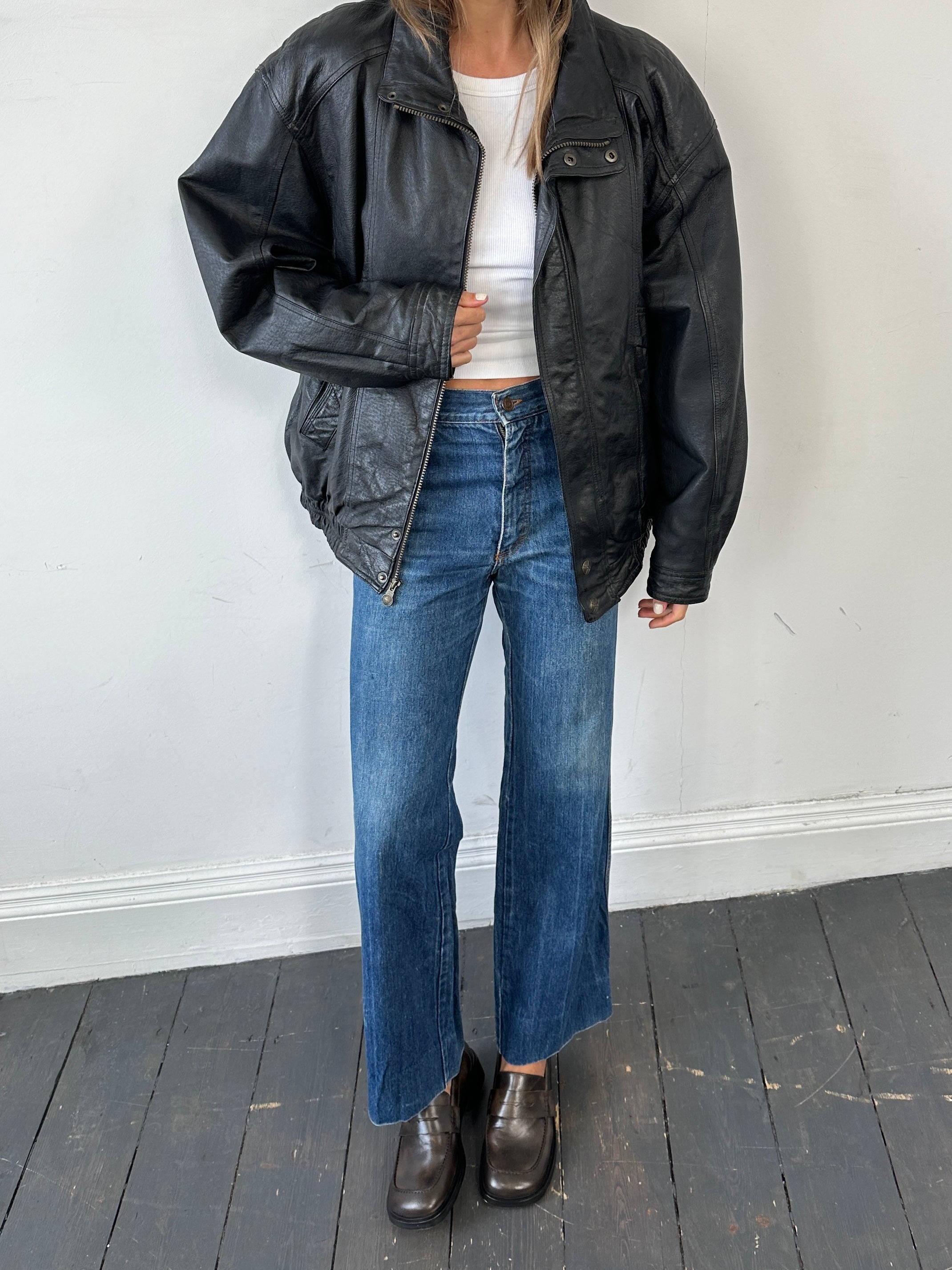 Vintage leather bomber jacket in size XL with classic design, featuring a zip front and ribbed cuffs, from the Vintage brand.