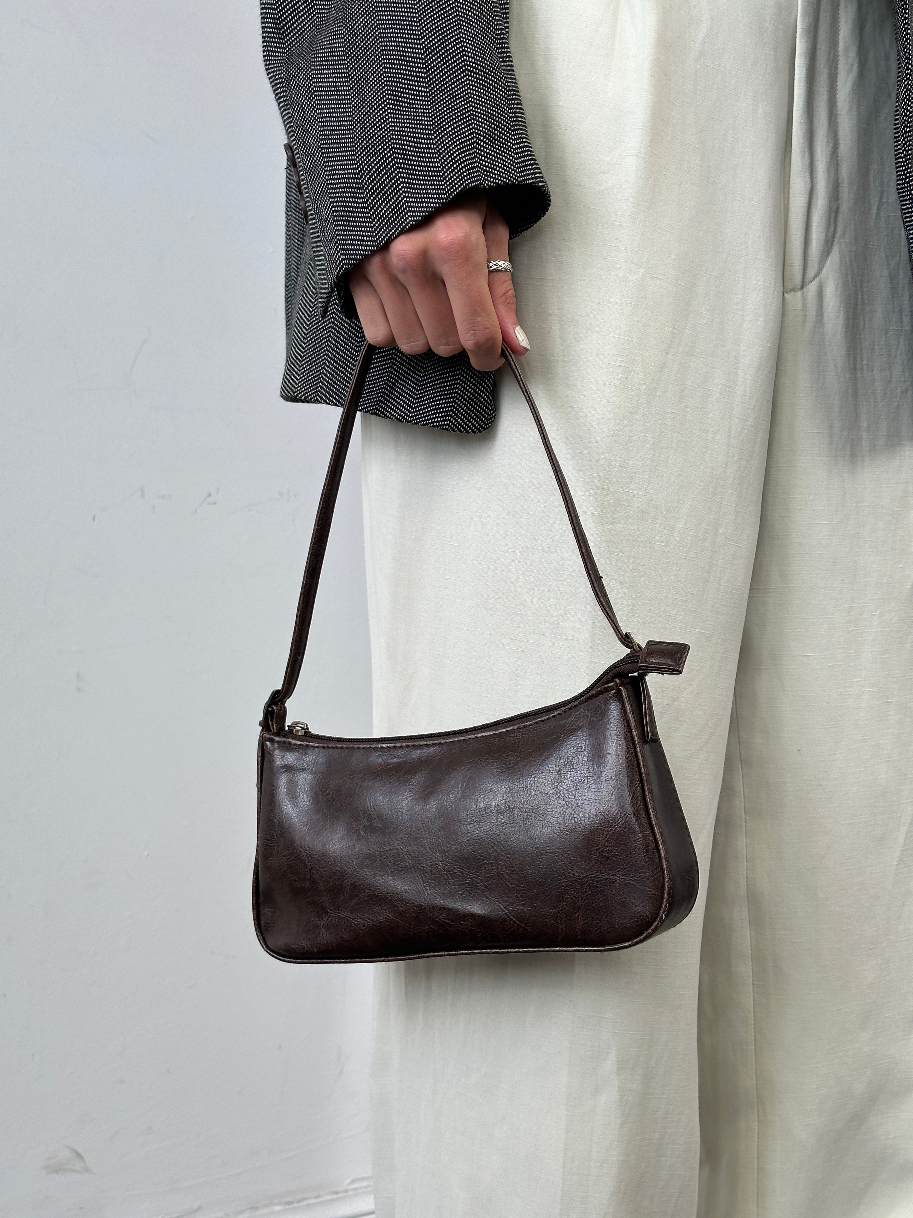 Vintage faux leather shoulder bag with adjustable strap and classic design, perfect for casual and stylish everyday use.