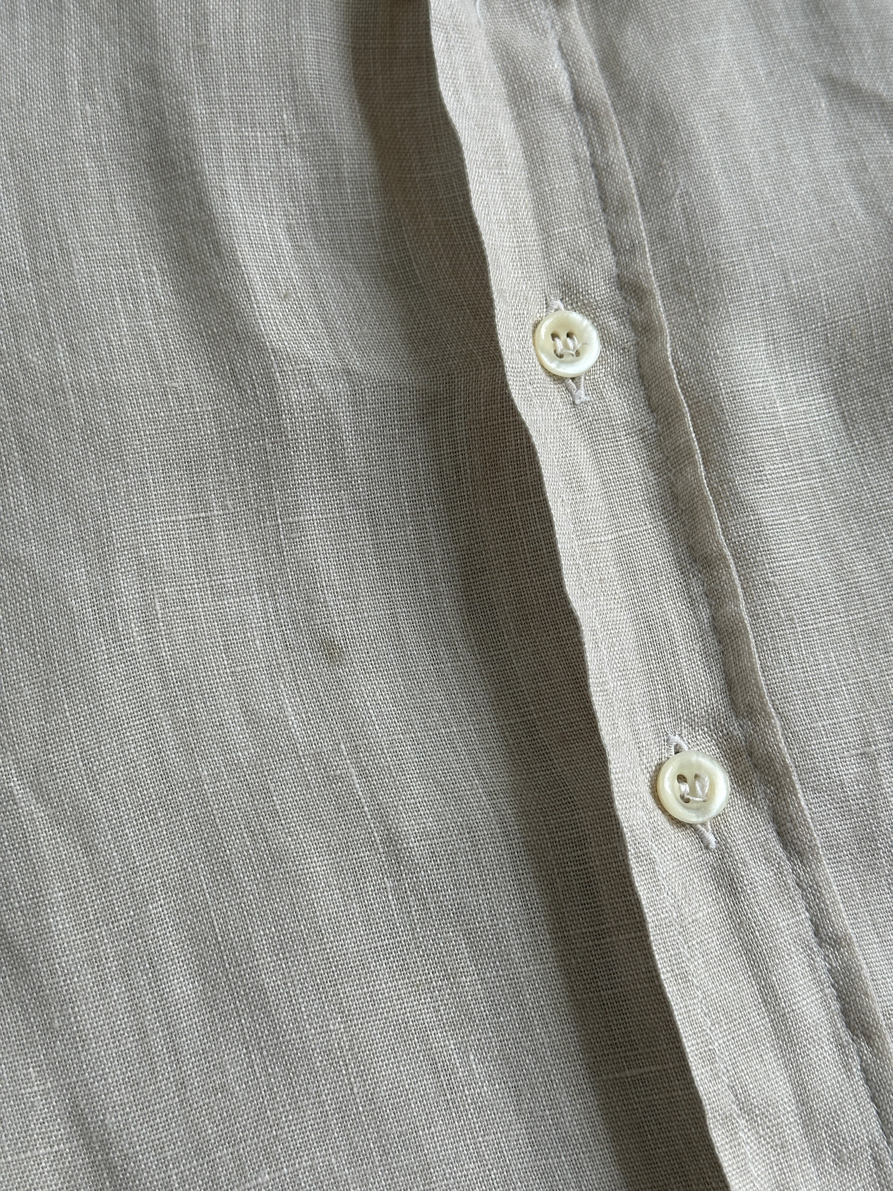 Vintage Italian 1990s pure linen short sleeve shirt in XL displayed on a hanger with a light background.