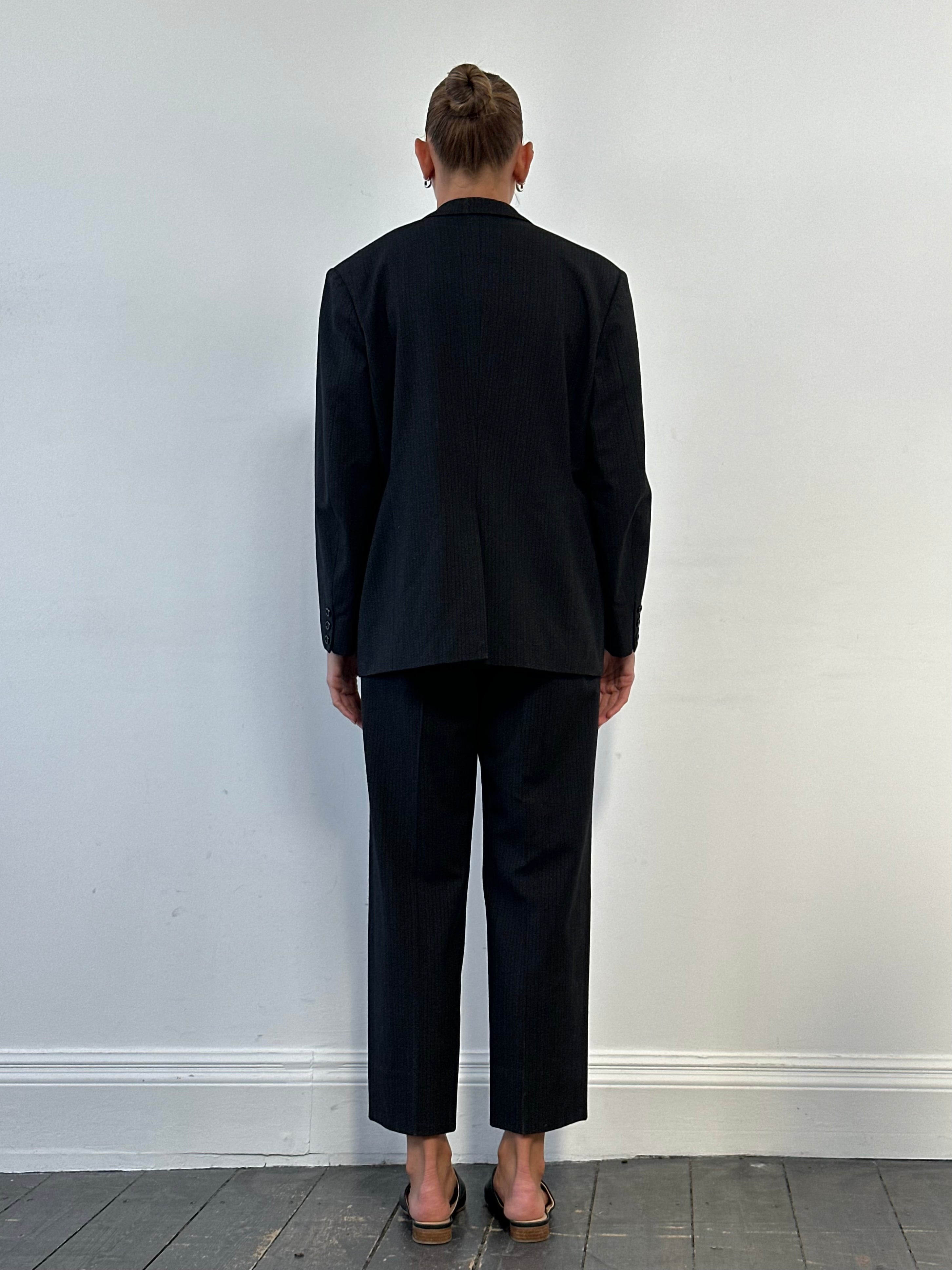 Vintage wool single-breasted suit in size 40R/W28, featuring classic tailored design and textured fabric.