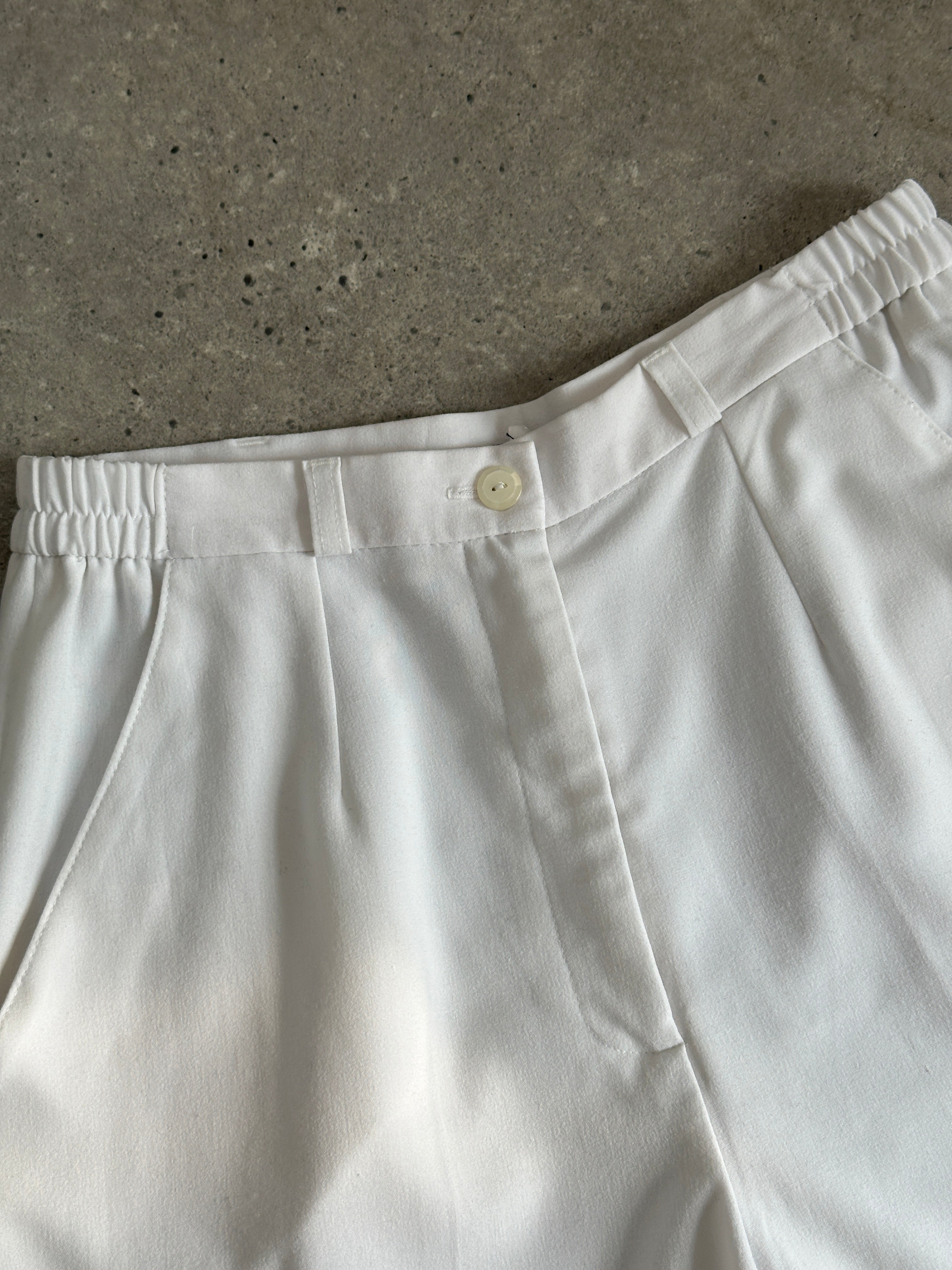 Vintage brand vintage pleated Bermuda shorts in size W26-28, featuring a classic design and relaxed fit.