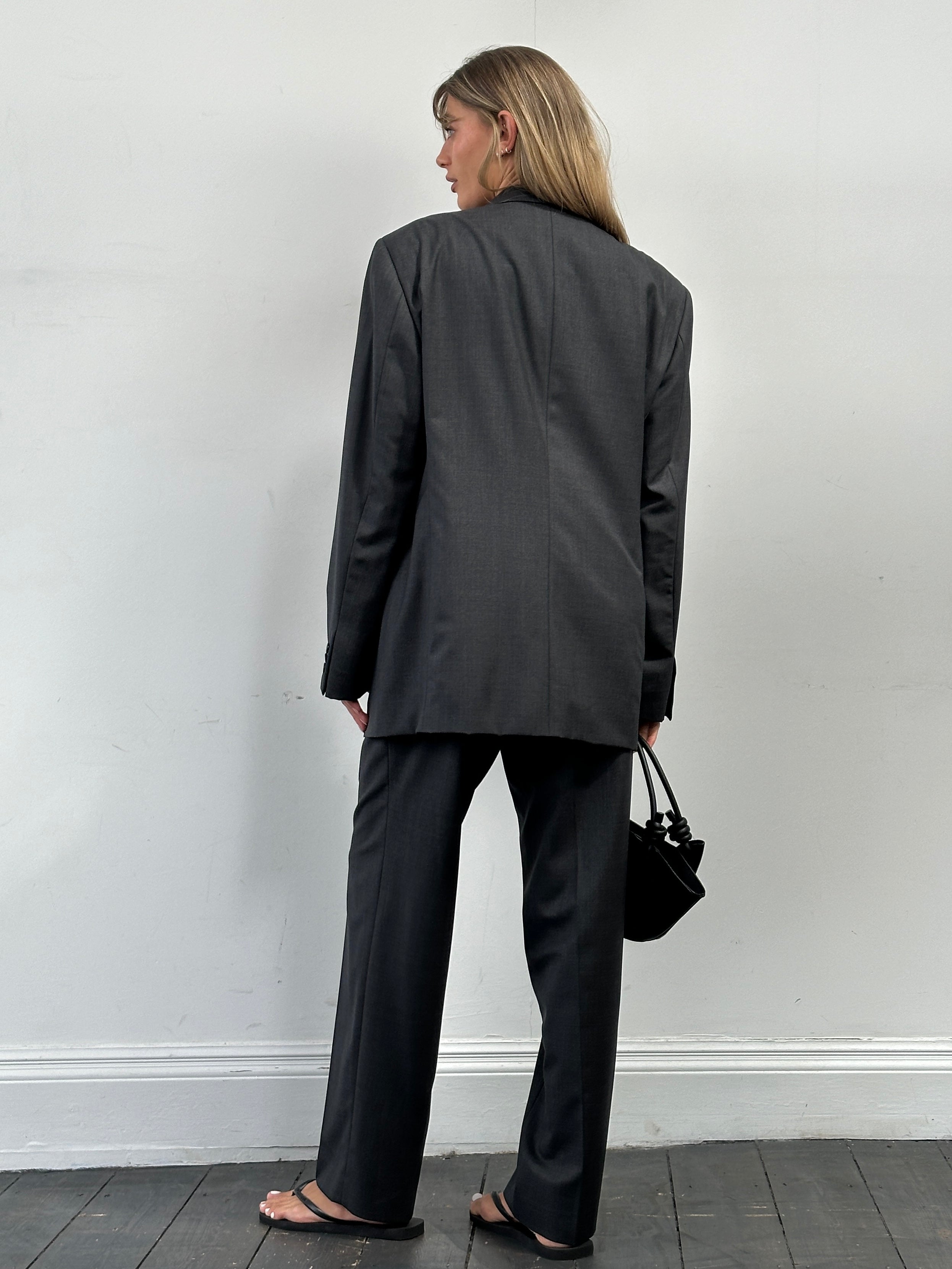 Armani Collezioni men's pure wool three-piece suit with single-breasted jacket and matching trousers in size 46R/W36.