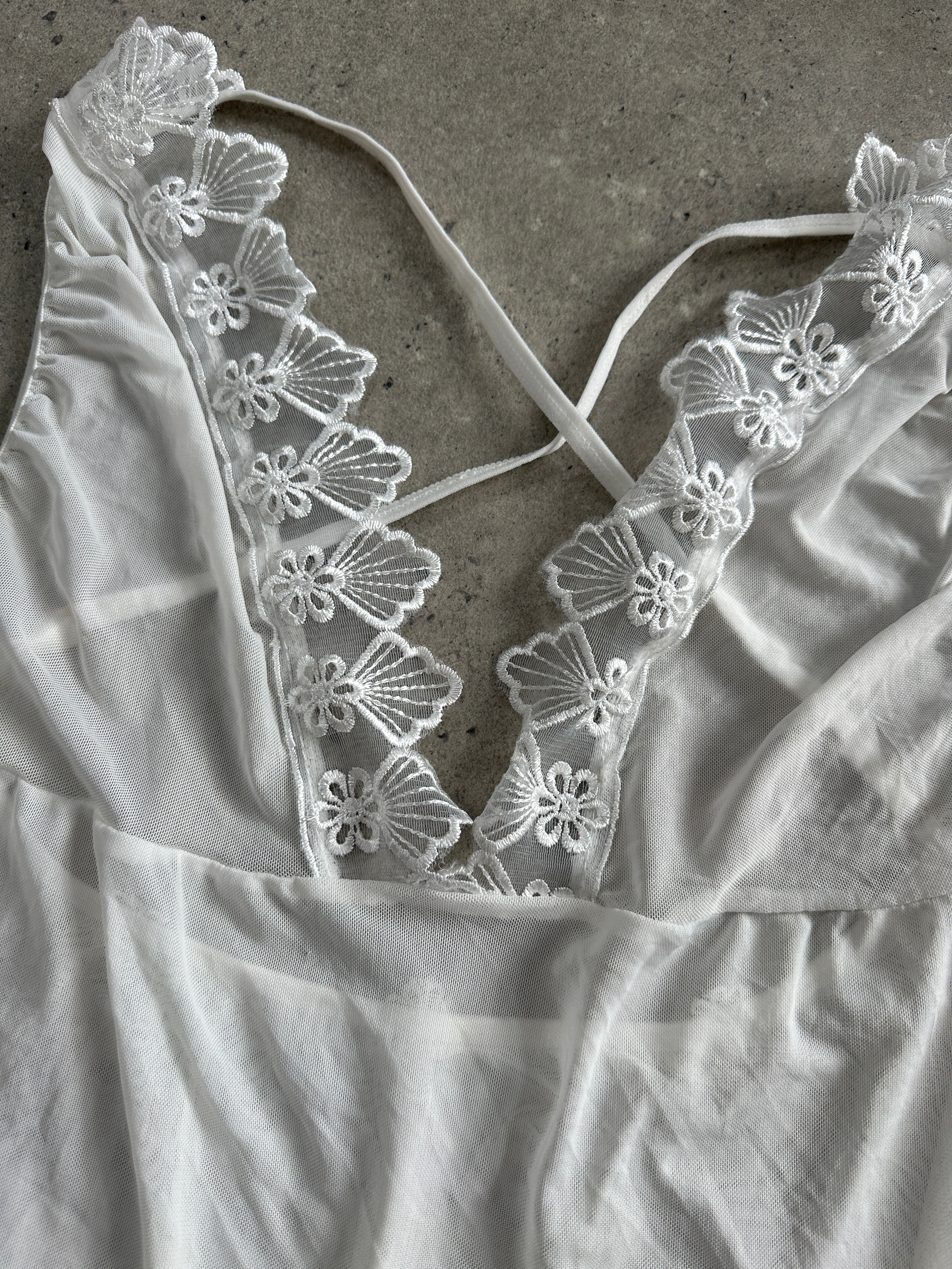 Vintage 2000s lace tank top in M/L size, featuring delicate lace fabric and classic sleeveless design.