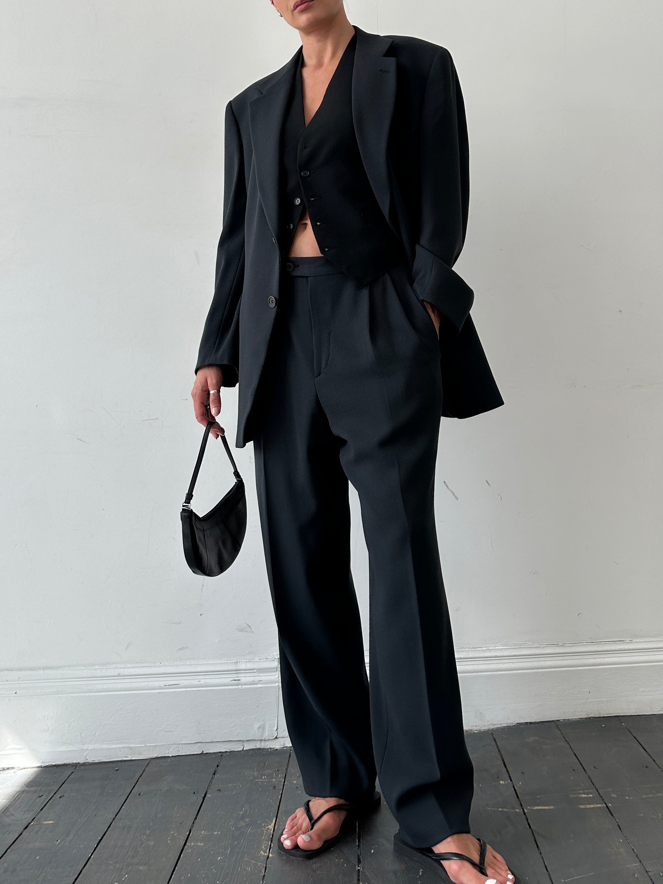 Emporio Armani pure wool single-breasted suit in size 40R/W32, tailored fit, shown on a mannequin.
