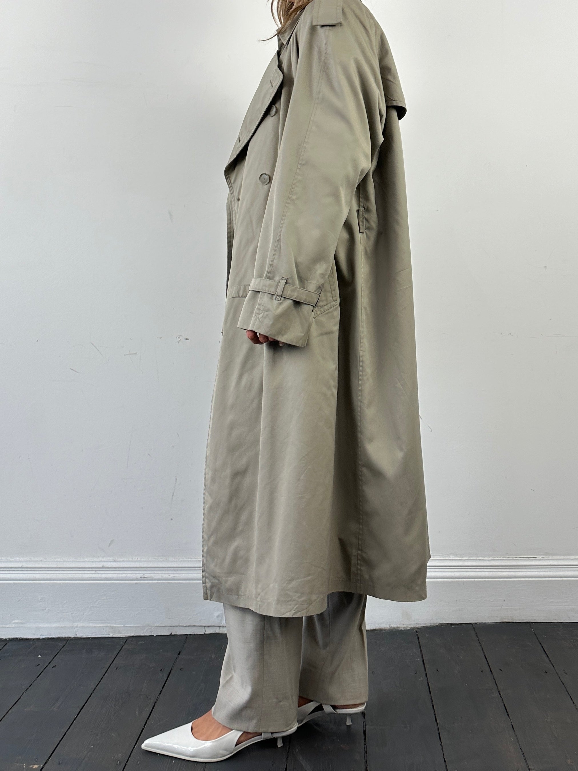 Vintage double-breasted trench coat in XXL, classic beige color with wide lapels and belt, stylish vintage outerwear for men.