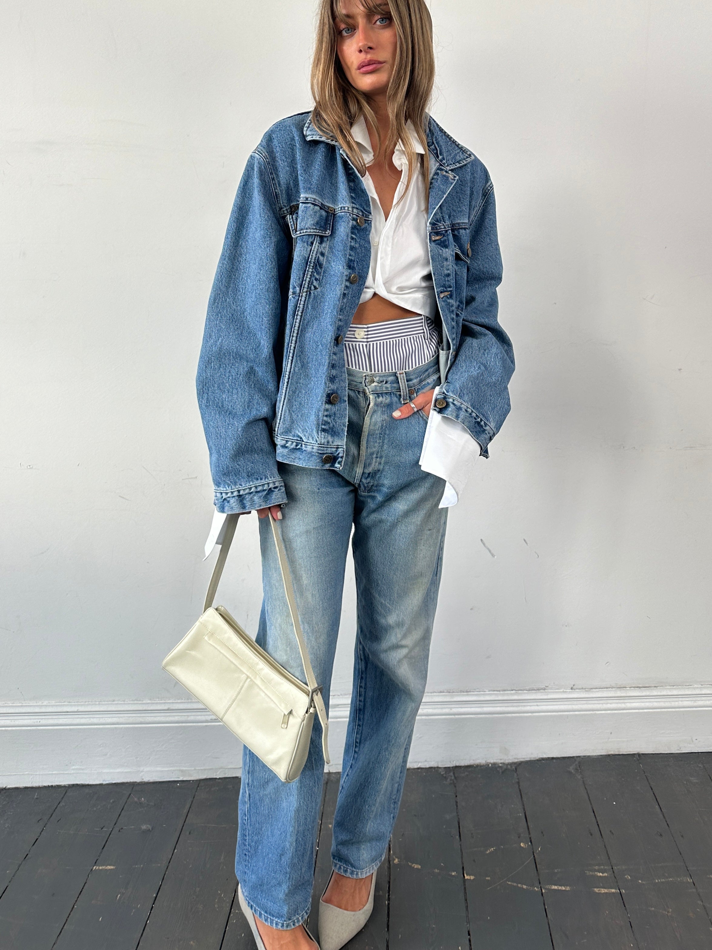 Levi’s 501 straight leg denim jeans in W32, showing classic blue jeans with a button fly and five-pocket design.