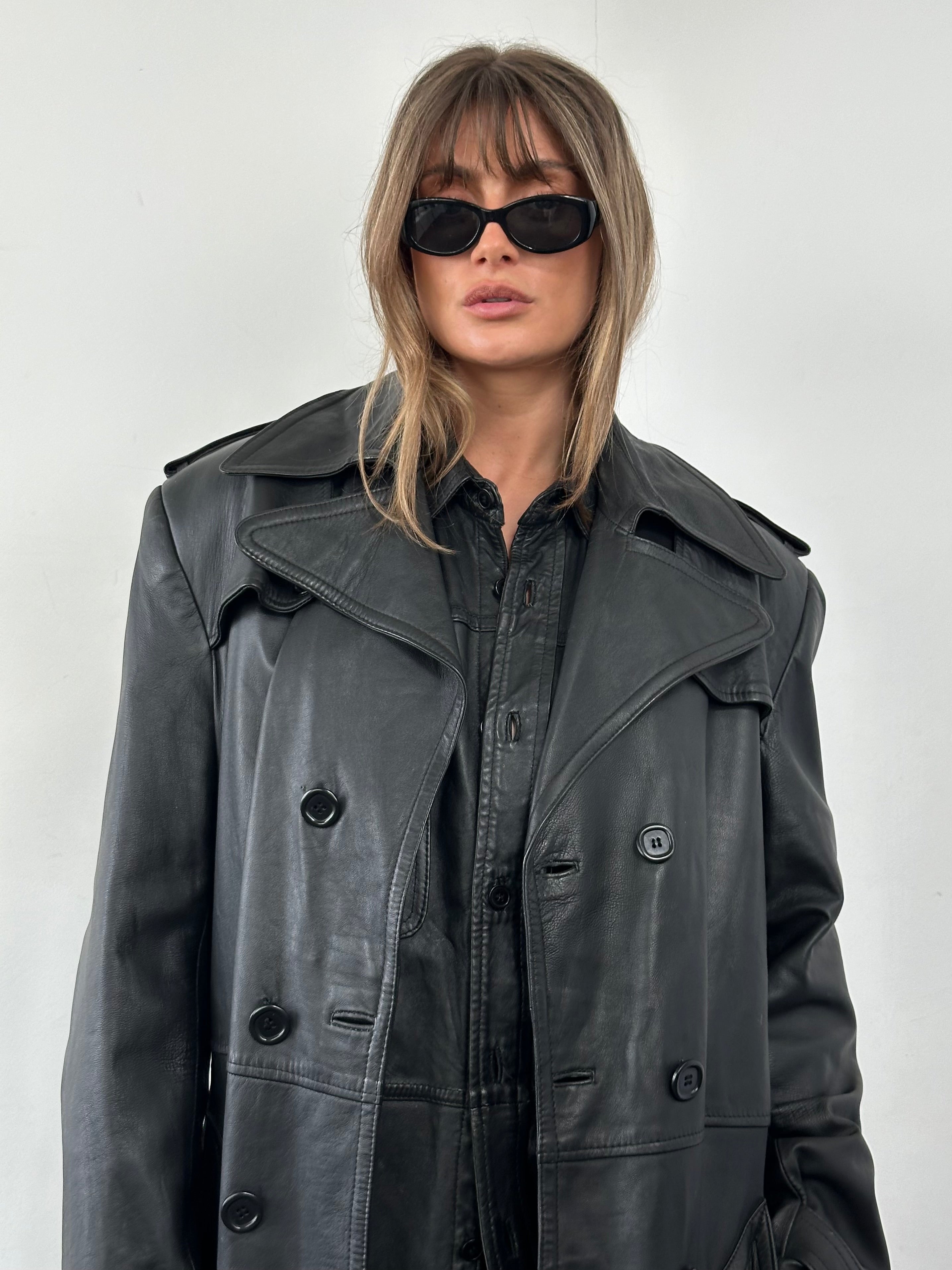Vintage leather trench coat with extreme collar, vintage style jacket in size L/XL, showcasing classic design and rich texture.