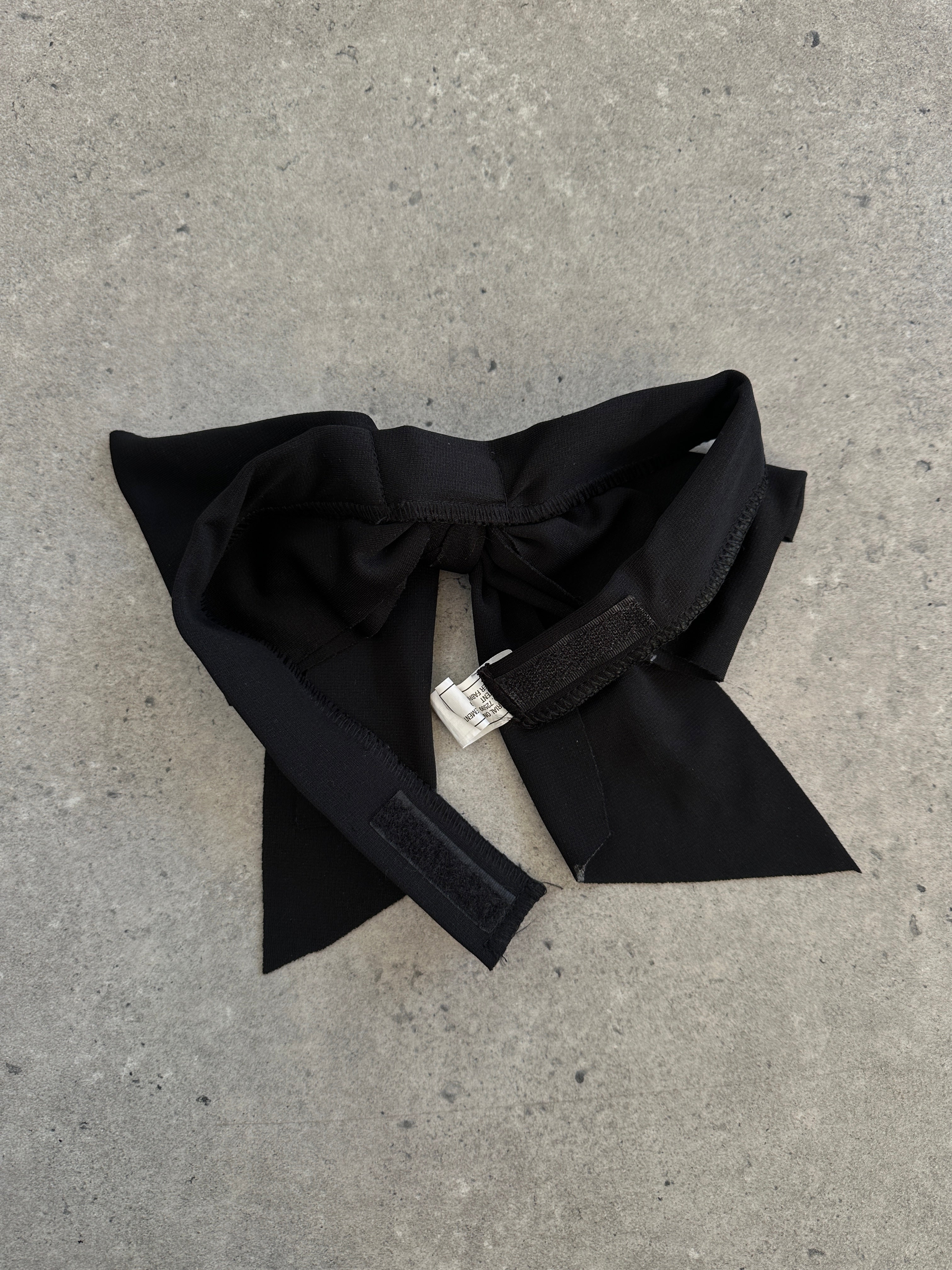 Vintage 1990s neck tie with classic pattern, featuring rich colors and vintage style, perfect for retro fashion and formal wear.
