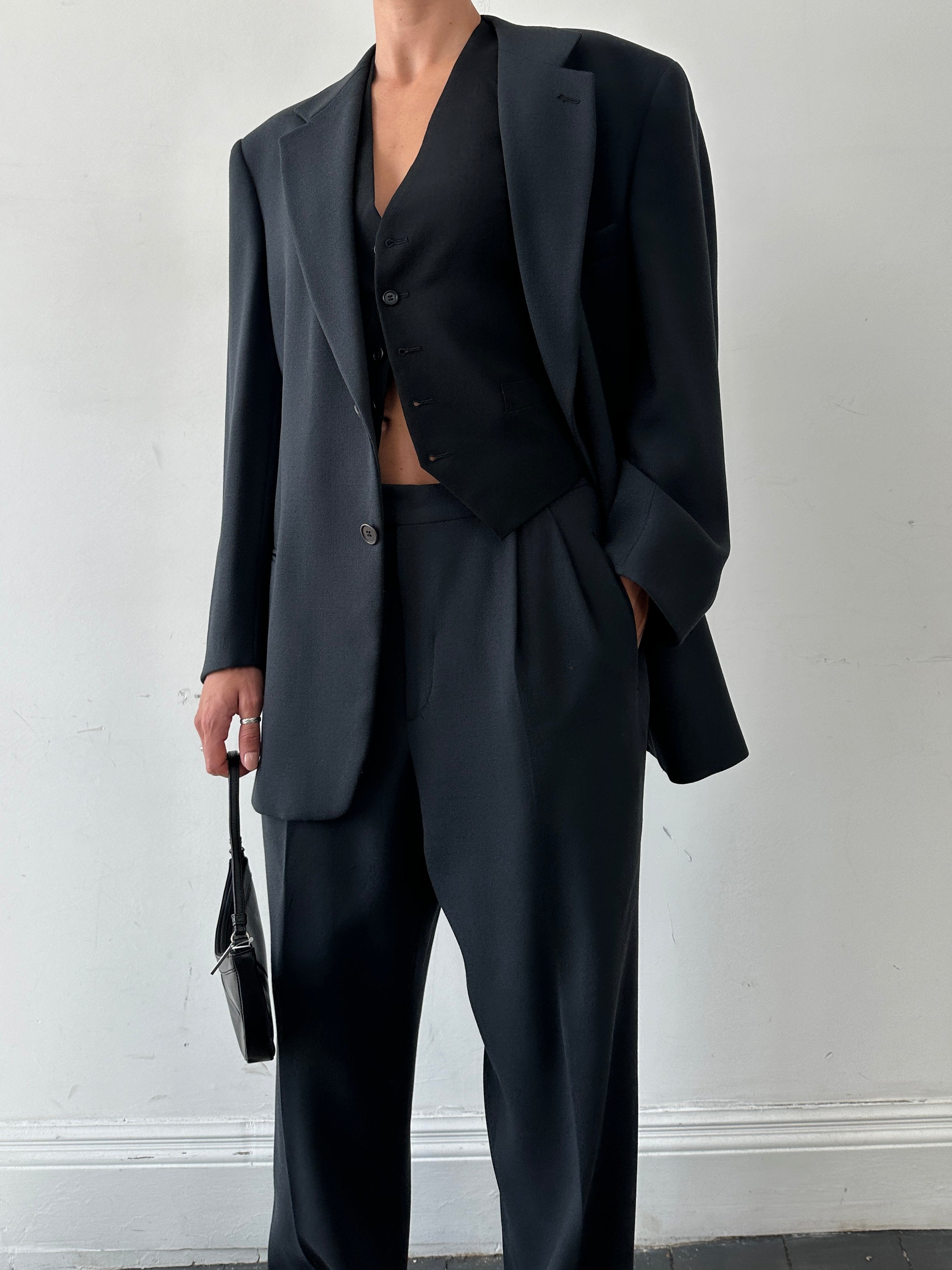 Emporio Armani single-breasted wool suit in size 40R/W32, featuring a tailored fit and classic design.