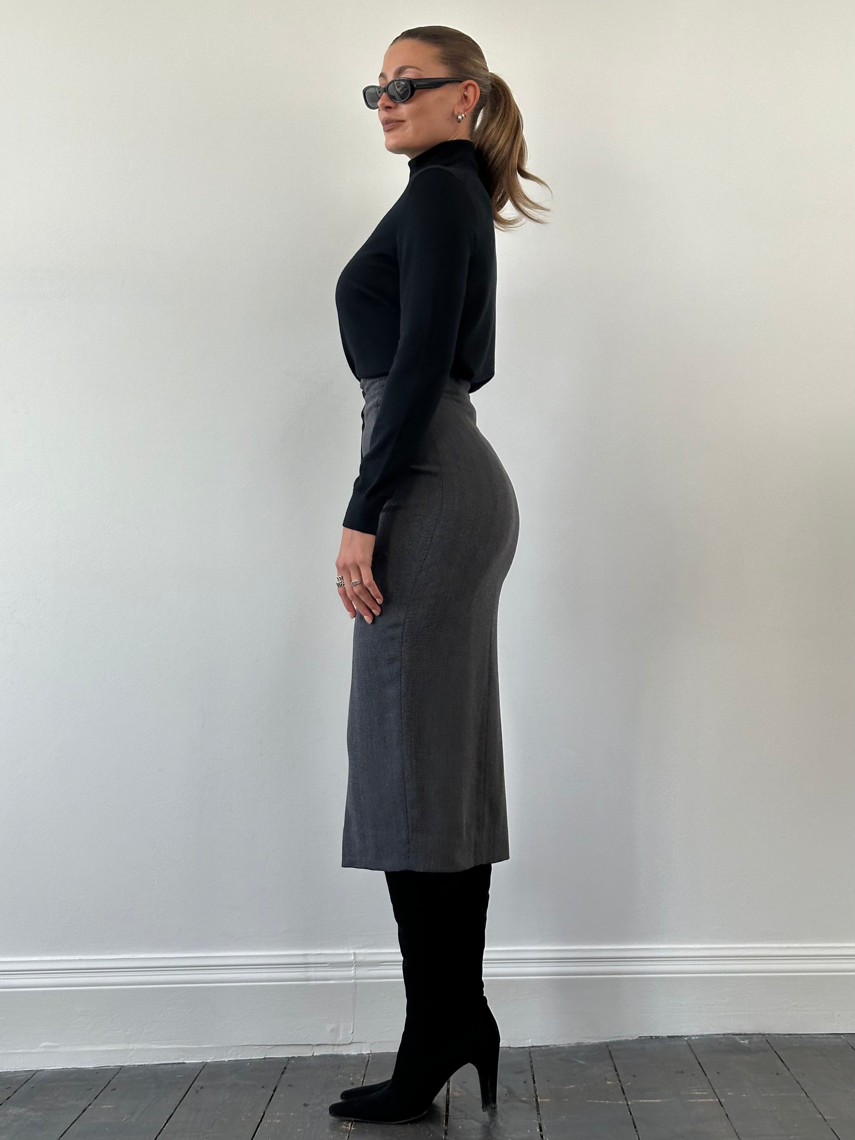 Italian Vintage pure wool midi skirt in classic design, featuring a tailored fit and vintage-inspired style.