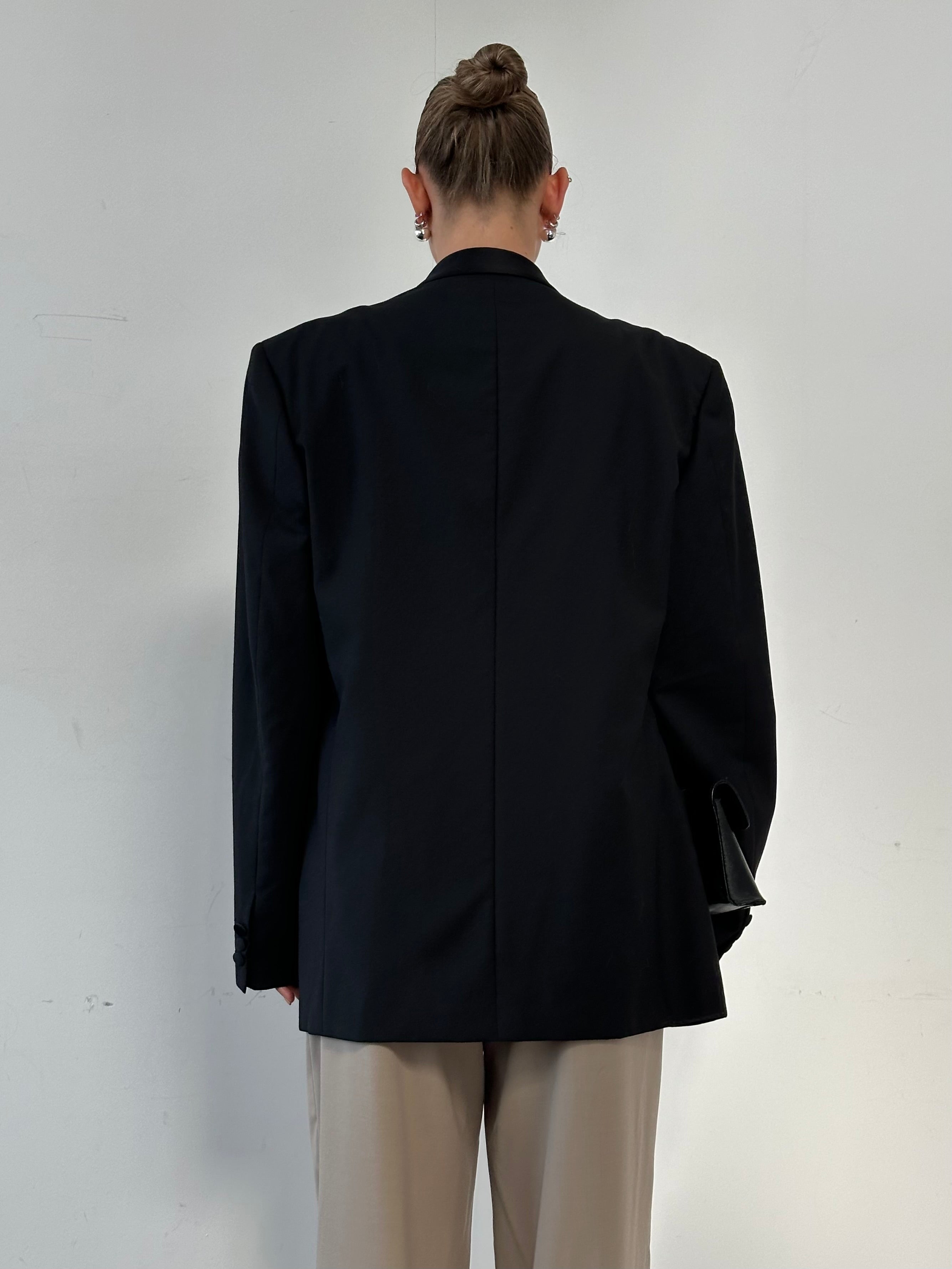 Vintage Italian vintage pure wool blazer tuxedo style in XL/XXL, featuring classic tailoring and elegant design.
