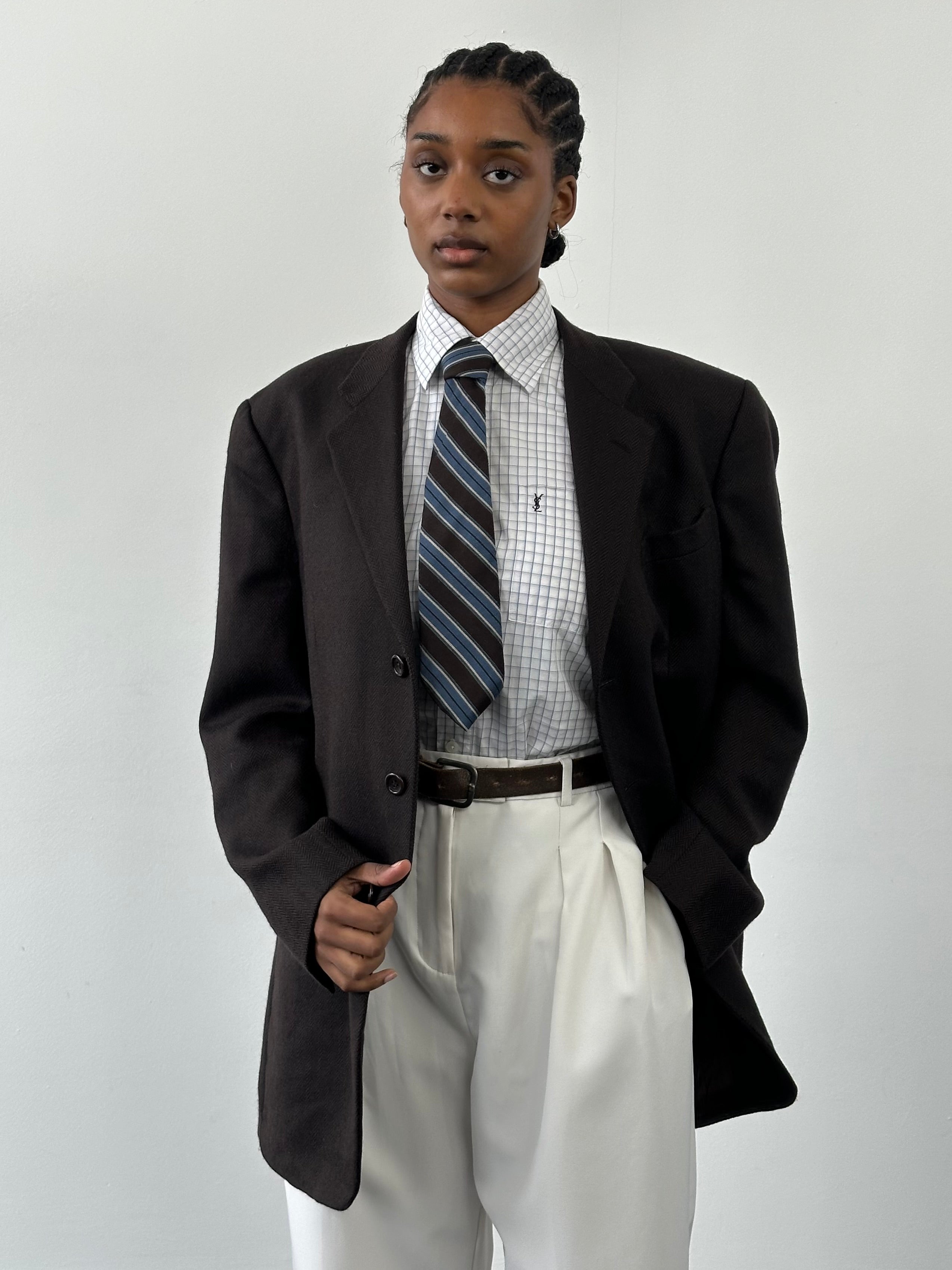Armani Collezioni 1990s pure wool single-breasted blazer in size L/XL, dark tailored blazer with notch lapel and classic design.