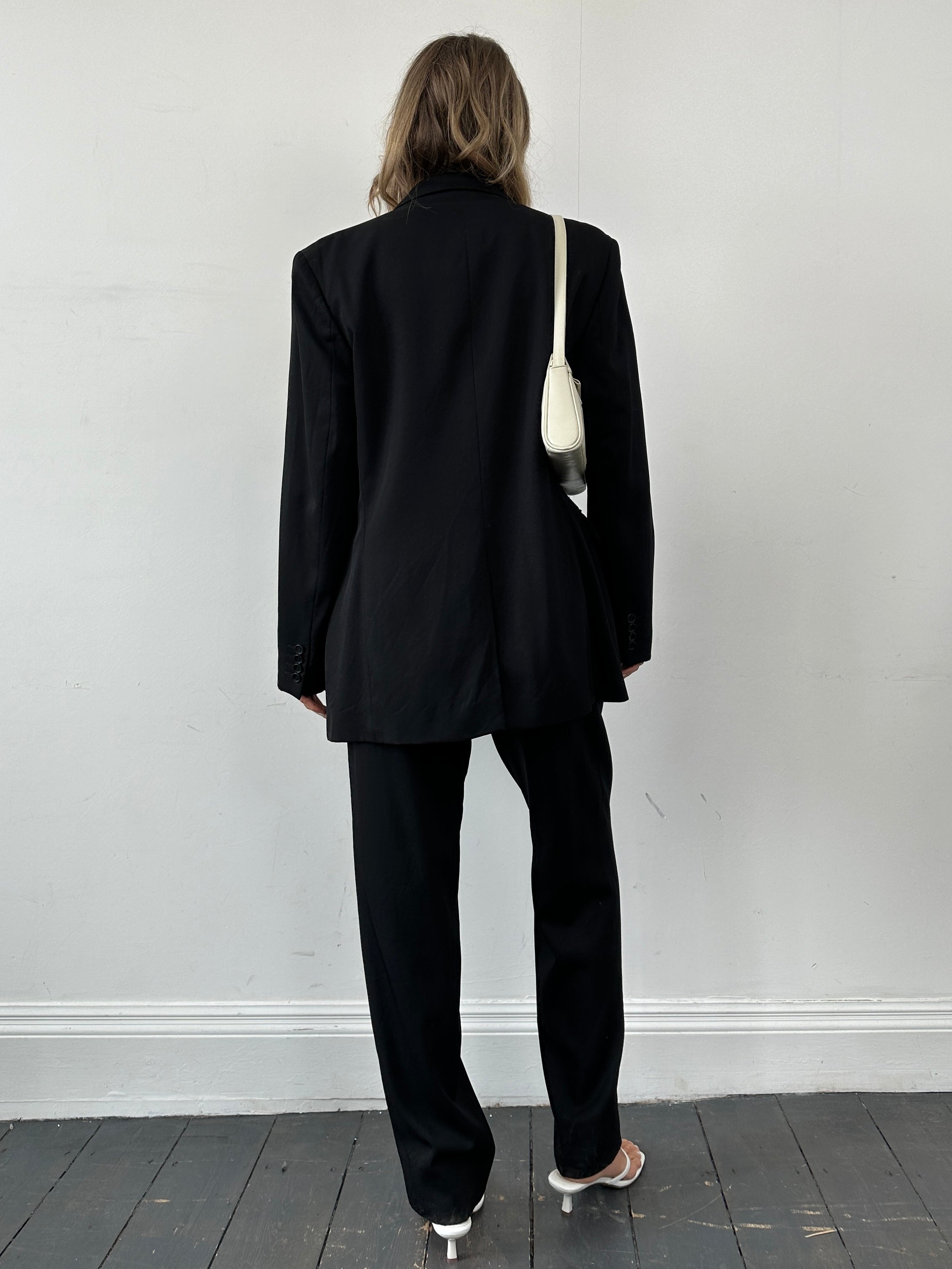 Yves Saint Laurent Pour Homme pure wool single-breasted suit in size 42R/W34, tailored fit with classic lapel and button details.