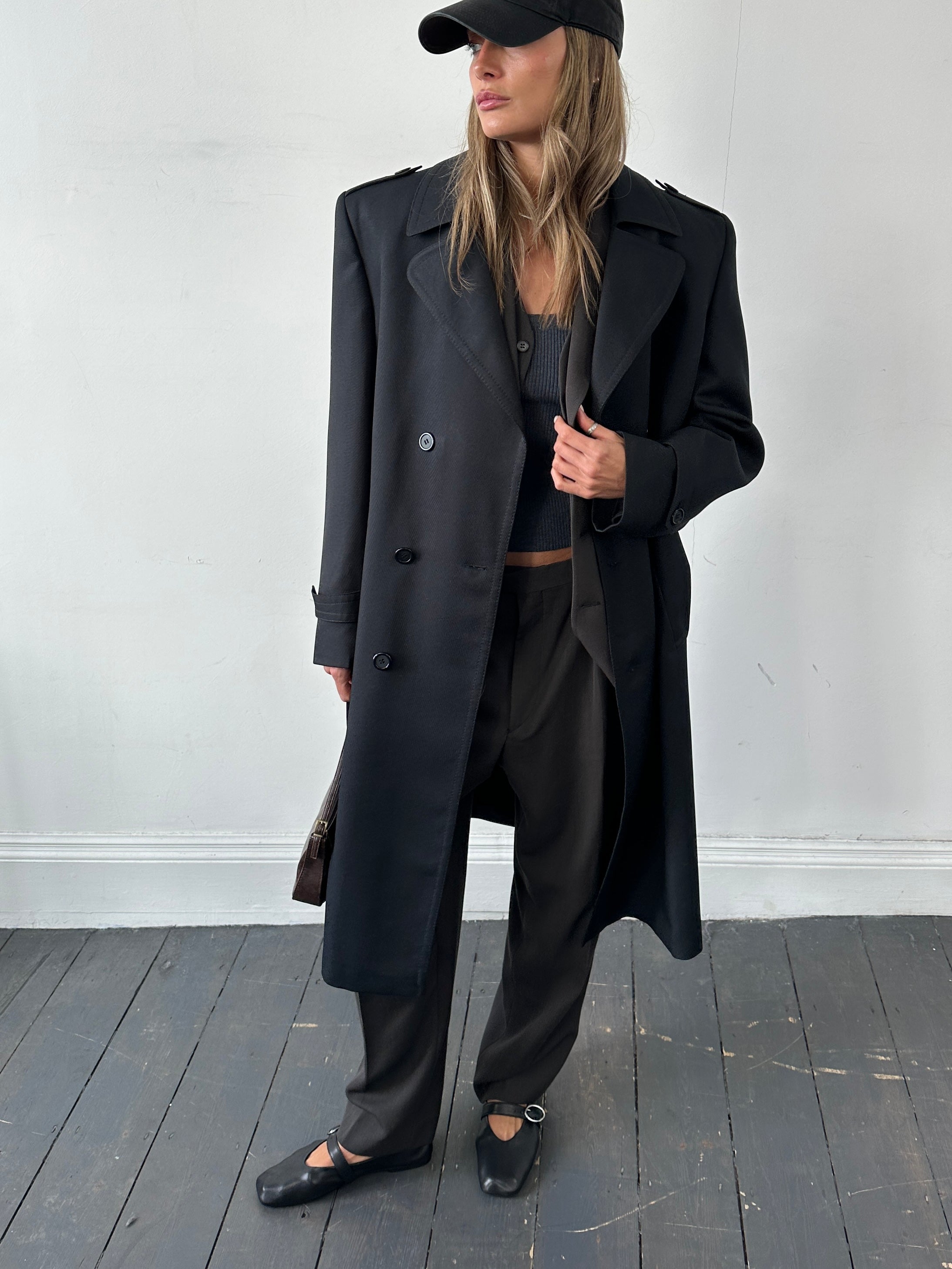 Vintage double-breasted belted trench coat, stylish and classic, shown in a natural fabric with a tailored fit in size large.