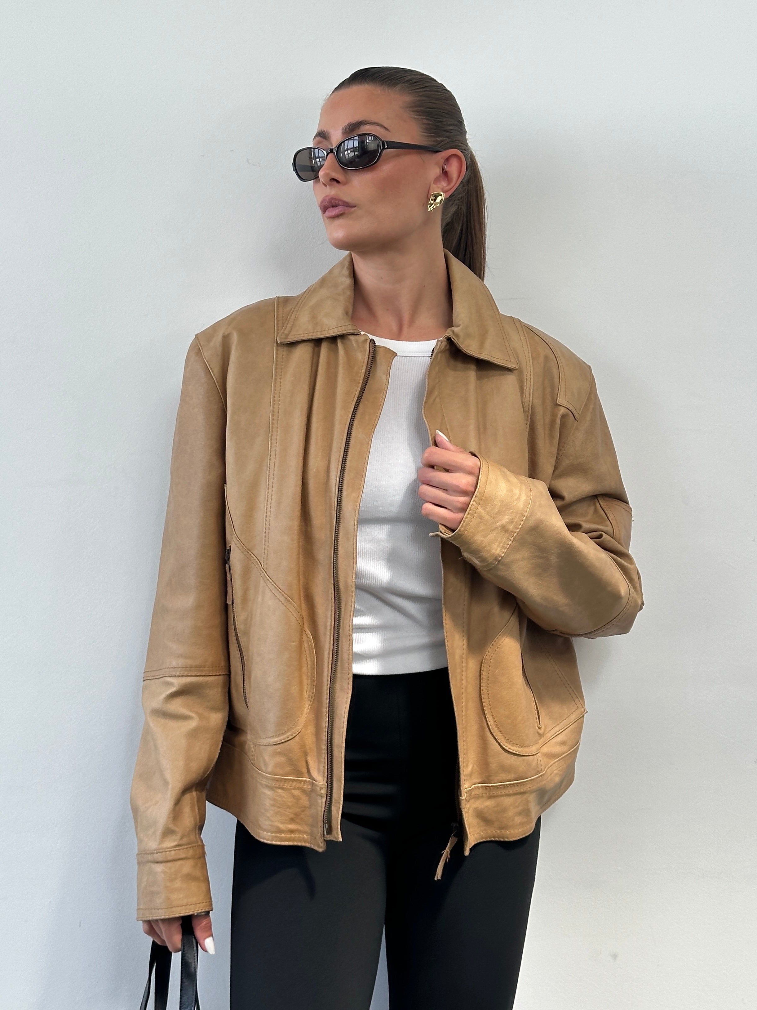 Vintage Italian leather jacket in size M/L, featuring classic distressed leather and stylish vintage design.