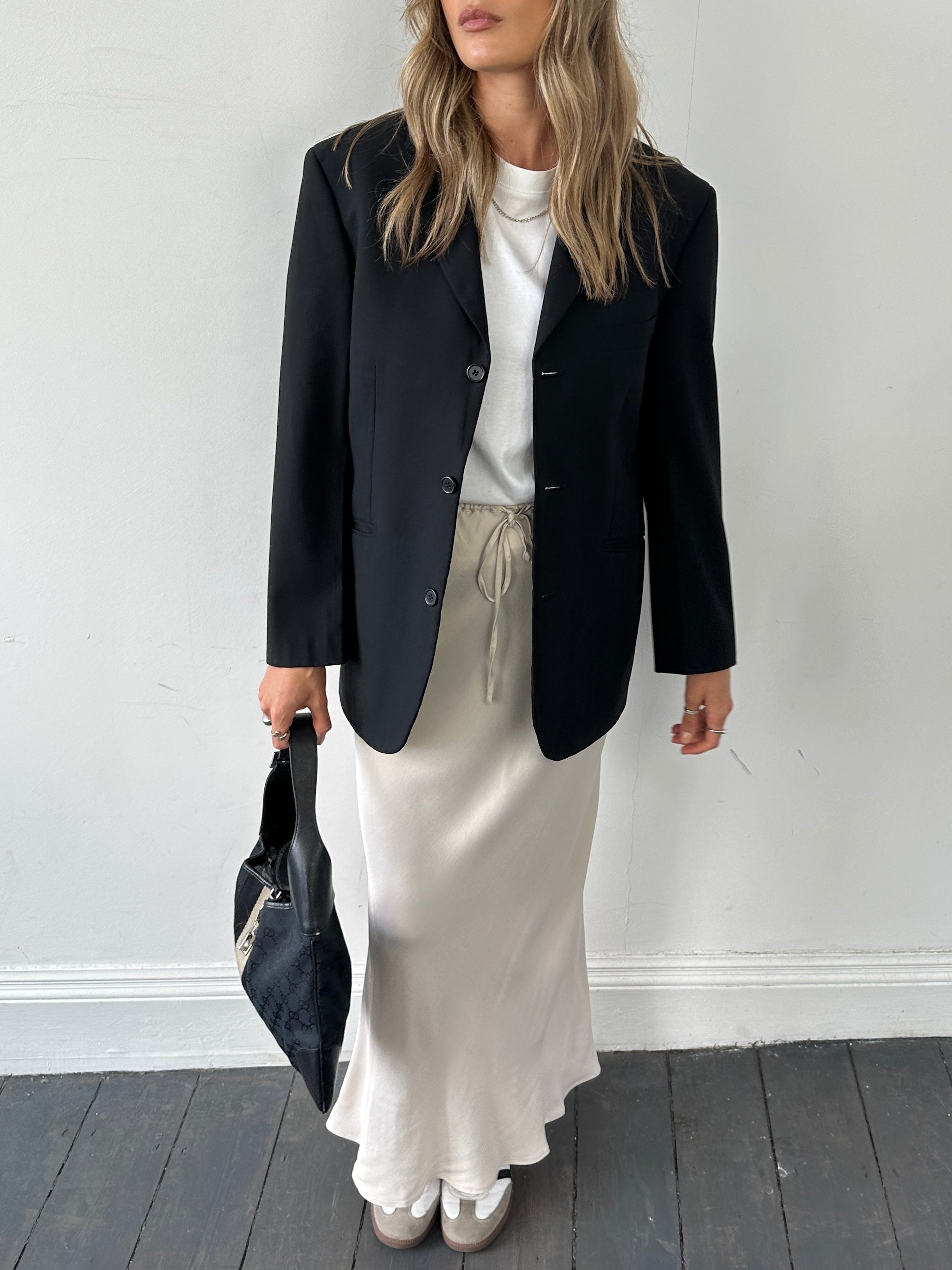 Vintage single-breasted wool blazer in size M/38S, classic tailored fit, navy blue color, with notch lapel and button closure.