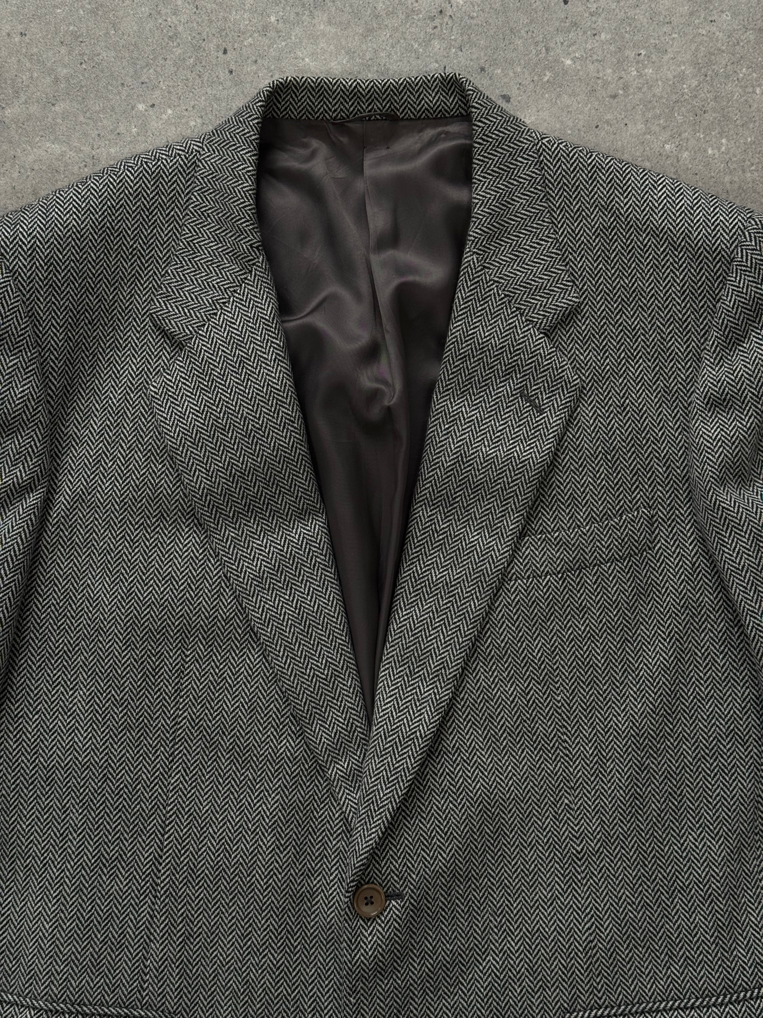 Burberry 1990s herringbone wool single-breasted blazer in size 42R/L, tailored fit with classic design and button closure.