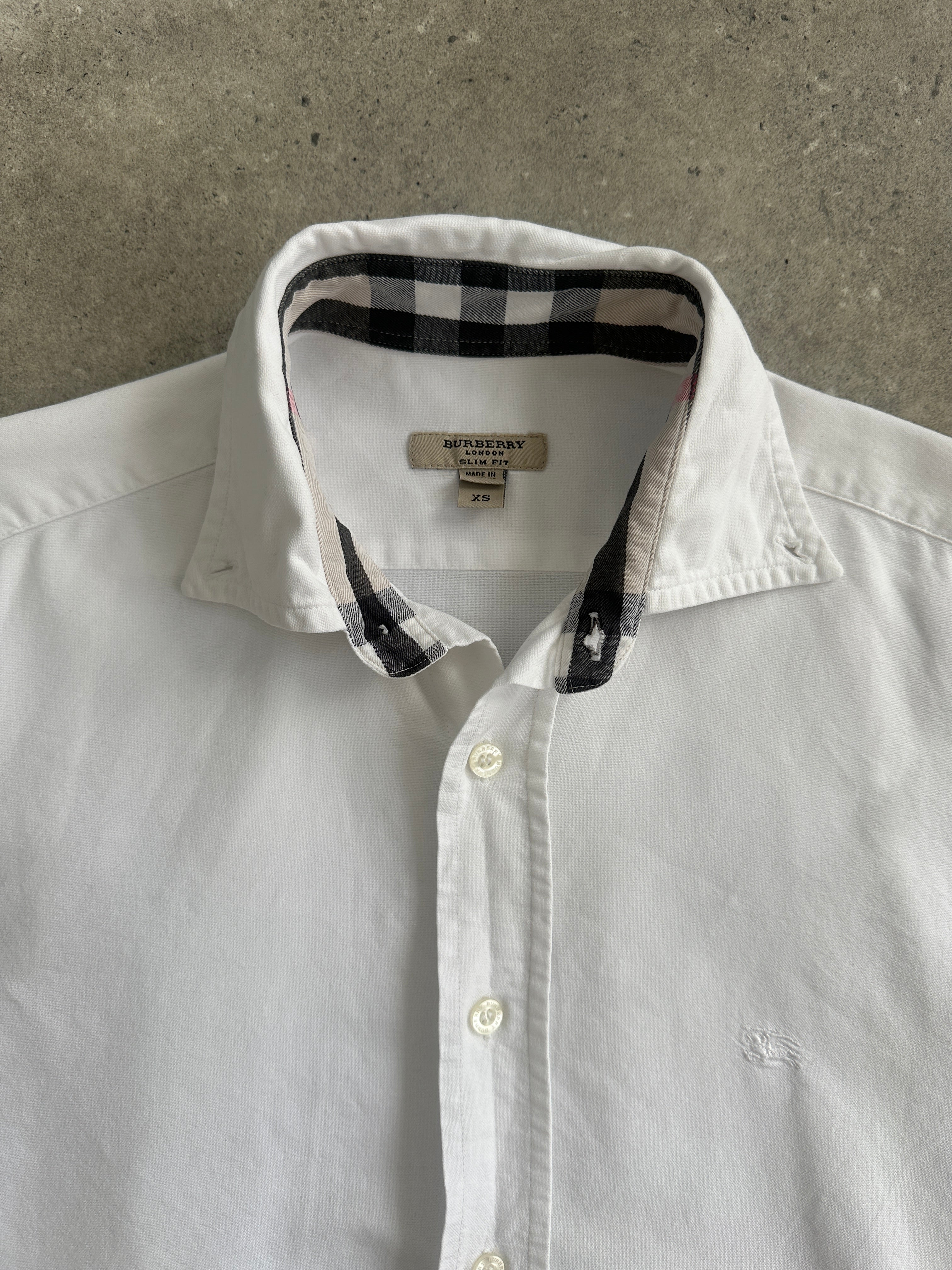 Burberry London sleeveless cotton shirt in white, featuring a classic collar and clean, tailored design for a sophisticated look.