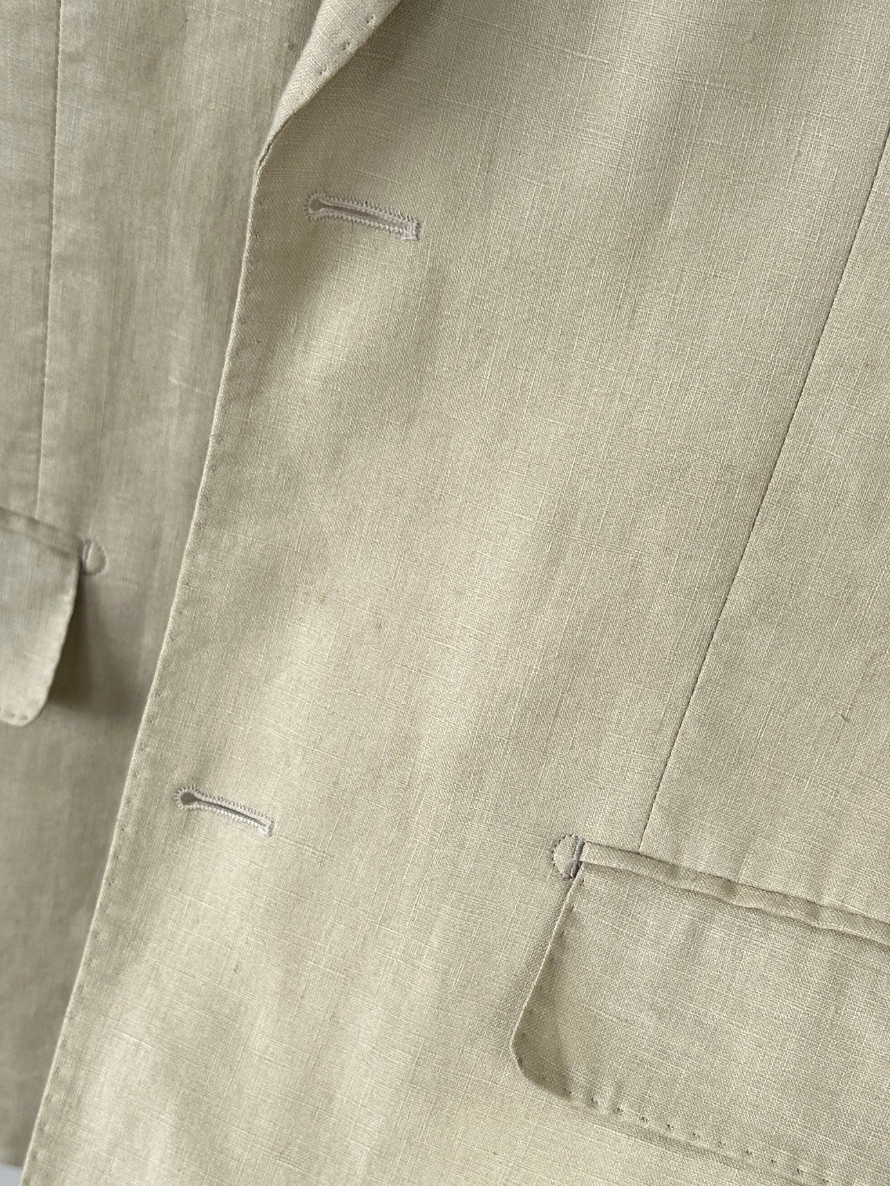 Vintage pure linen single breasted blazer in size 42R/L, shown in classic style with notch lapel and tailored fit.