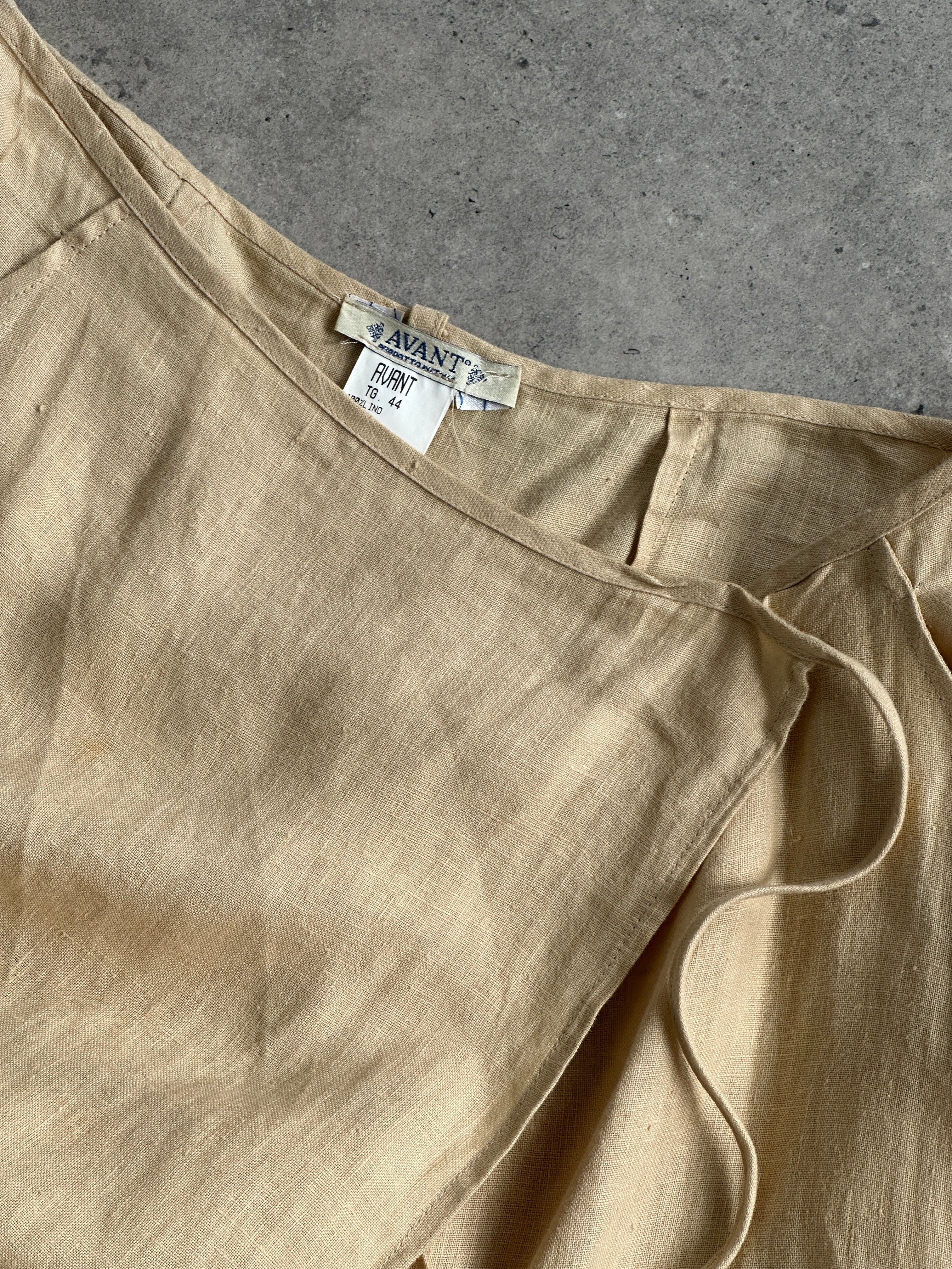 Italian Vintage pure linen midi wrap skirt in S/M with a classic design, displayed on a neutral background.