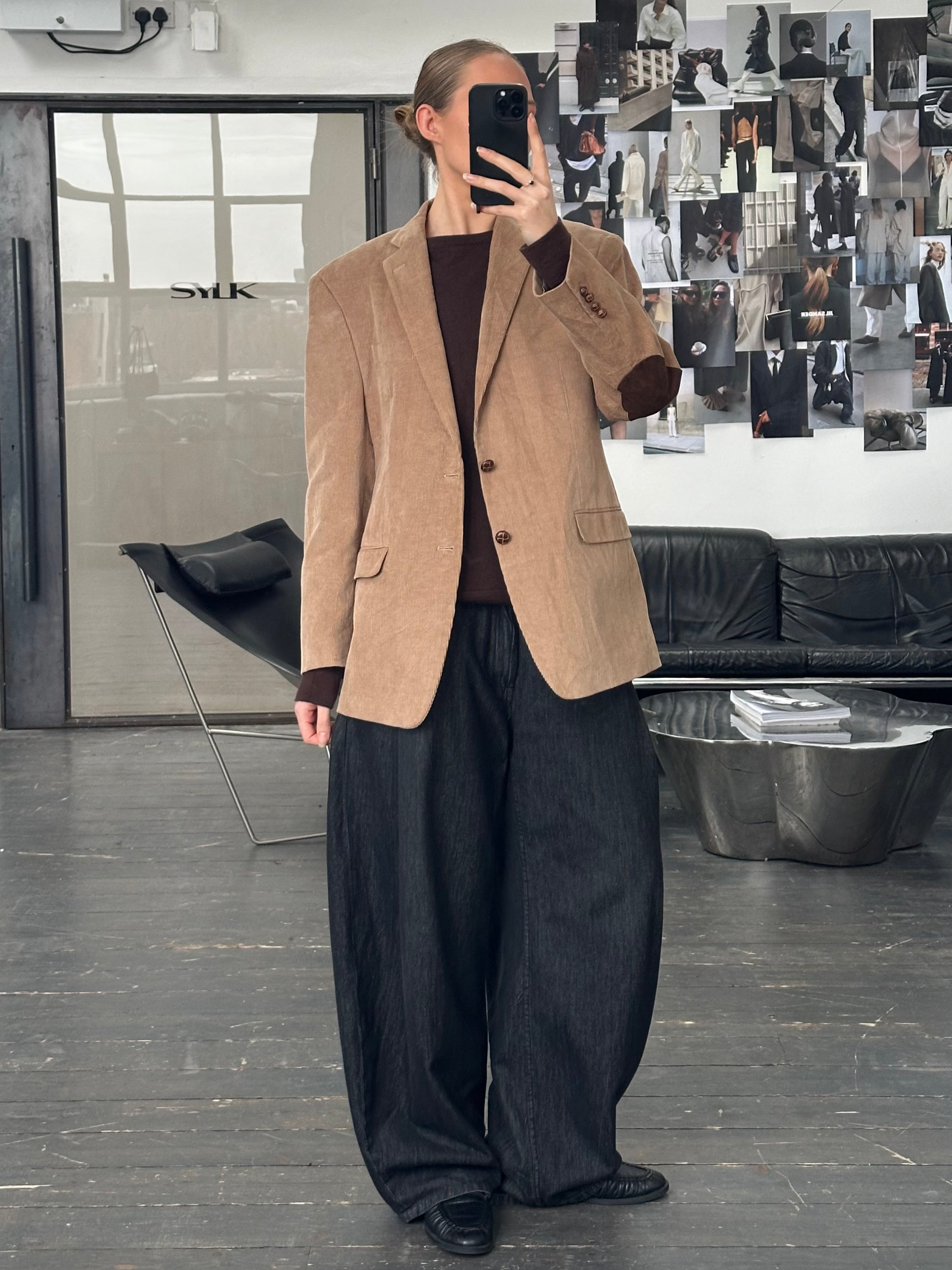 Chaps 2000s corduroy single-breasted blazer in size 40R/L, dark brown color, tailored fit, with lapel collar and button closure.