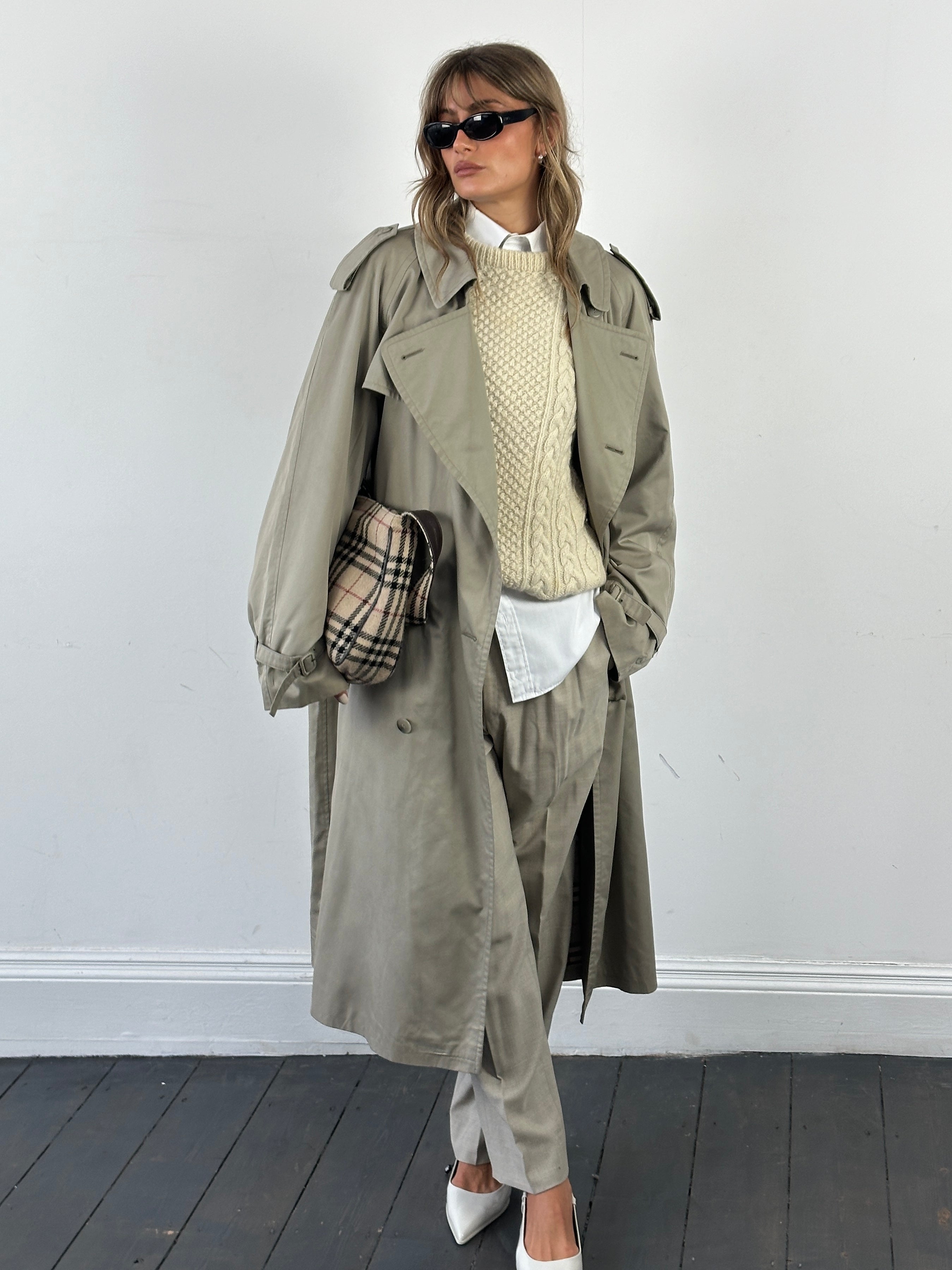 Vintage double-breasted trench coat in XXL size, classic design with belted waist and traditional collar, styled for a timeless look.