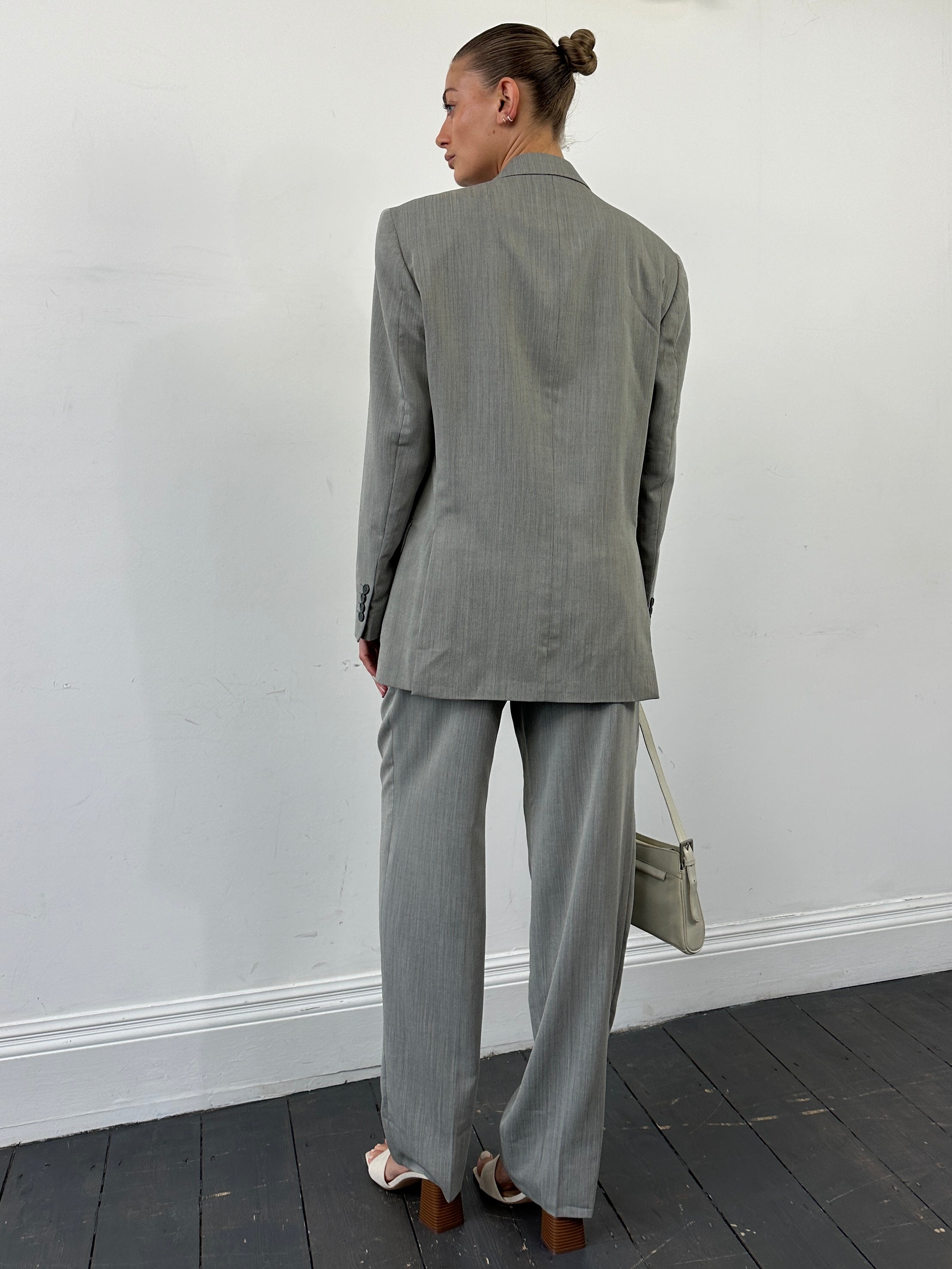 Vintage Italian pure wool single-breasted suit jumpsuit in size 40R/W32, showcasing classic tailored design and elegant fabric.