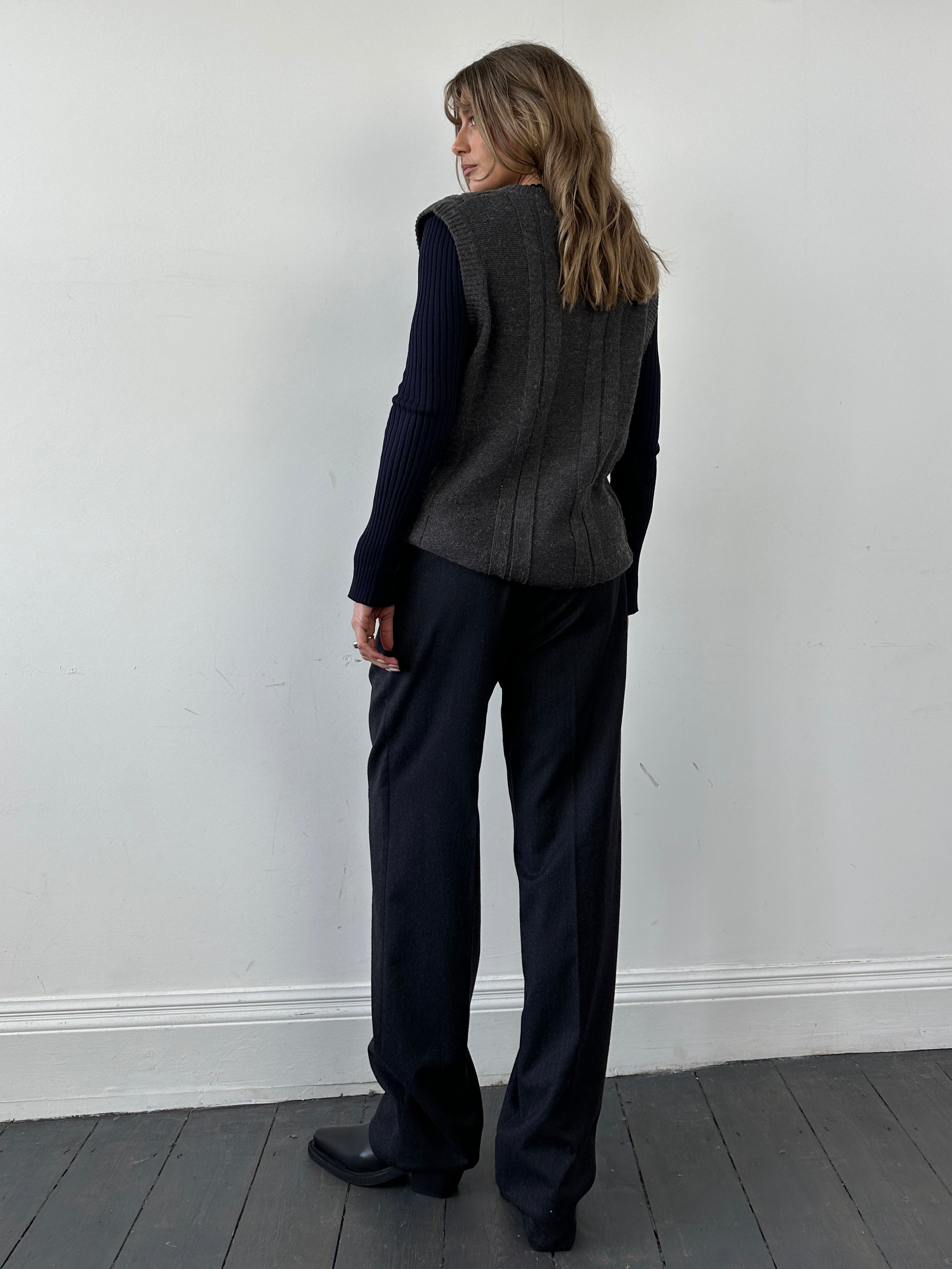 Vintage cable knit sleeveless cardigan in size L/XL, featuring a classic textured pattern and a cozy, stylish design.