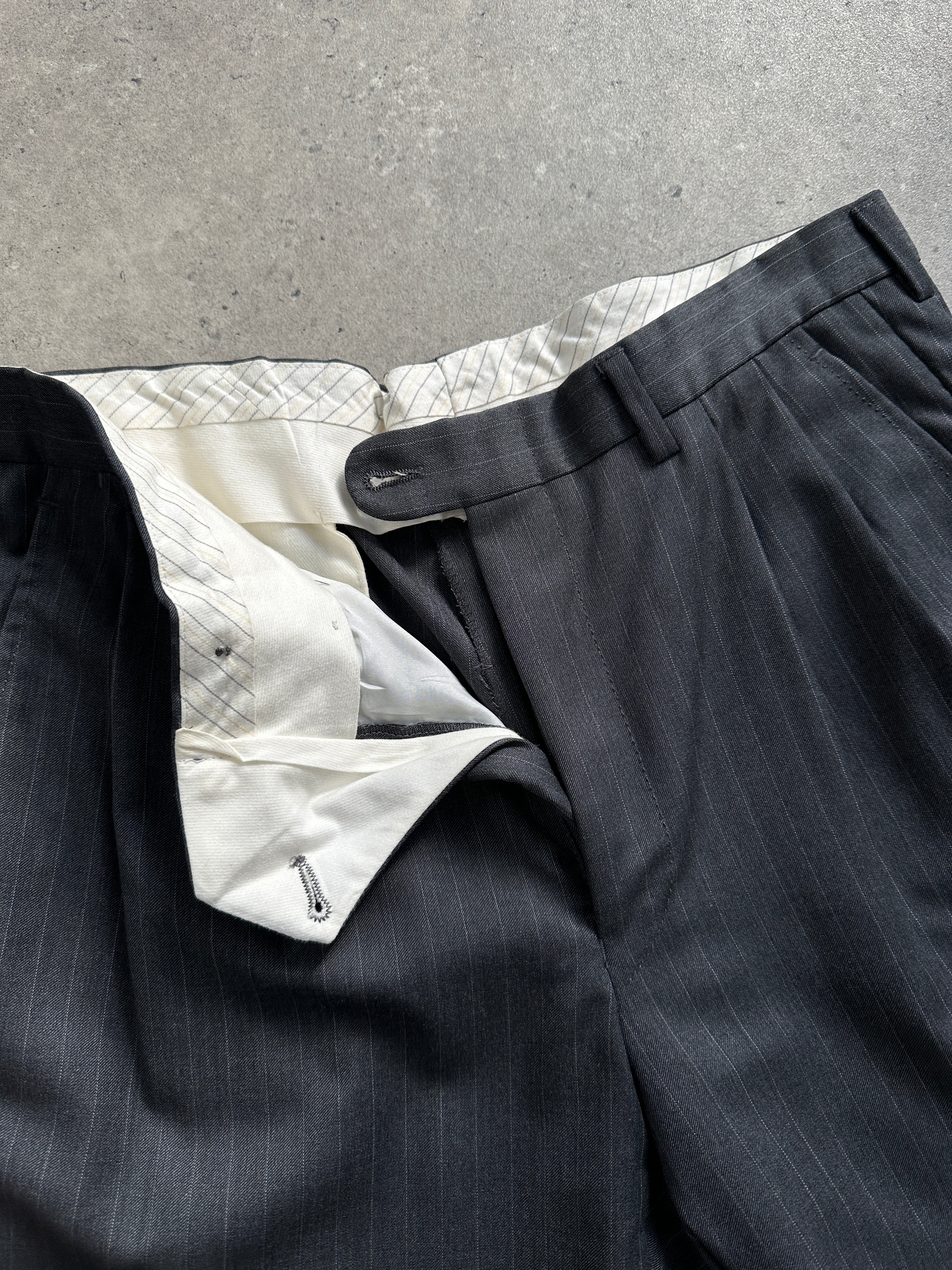 Aquascutum pinstripe pure wool tailored trousers in size W32, featuring a classic fit and formal design.