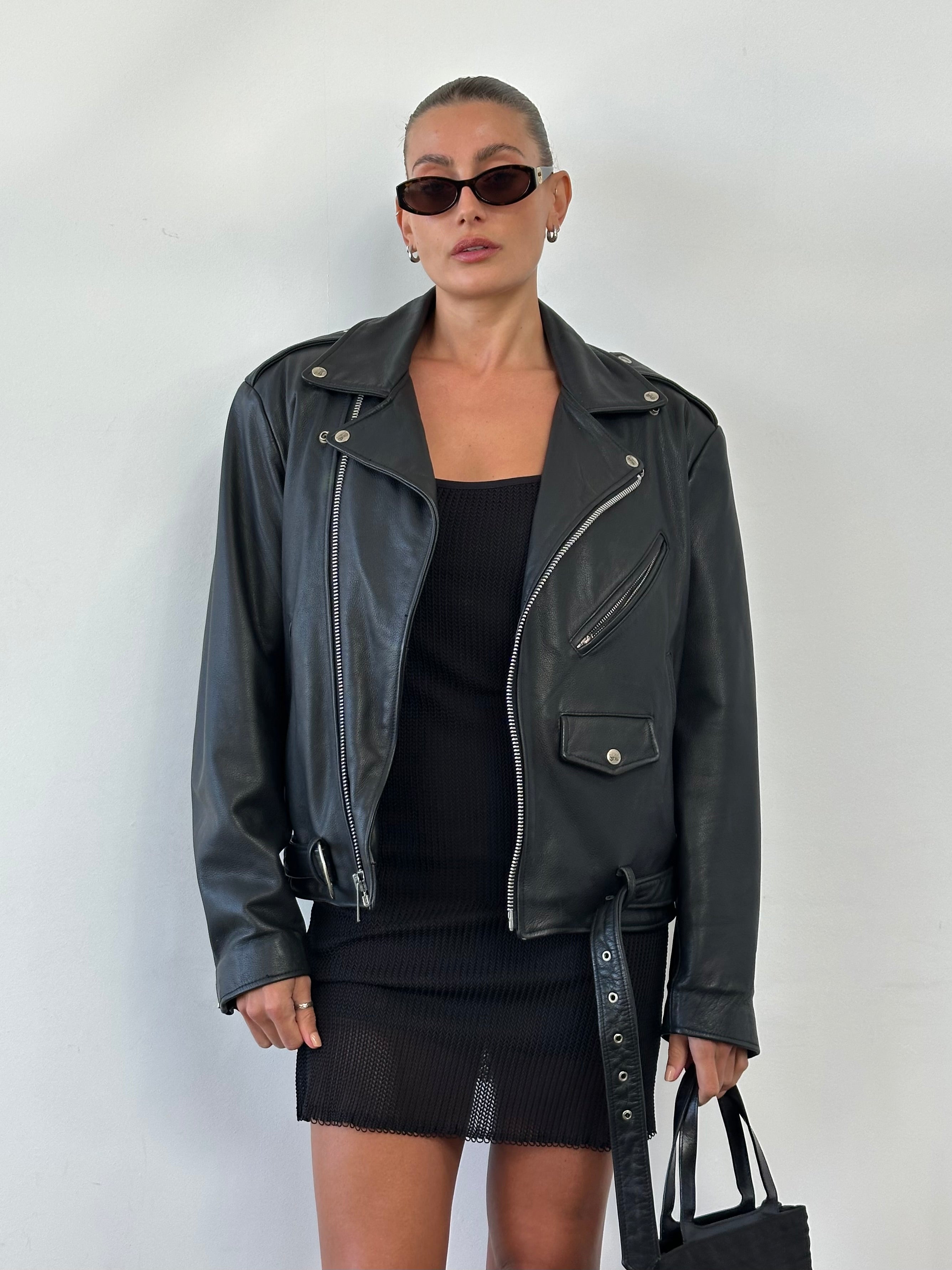 Vintage leather biker jacket in size M/L, featuring classic design, rugged texture, and stylish lapel collar.