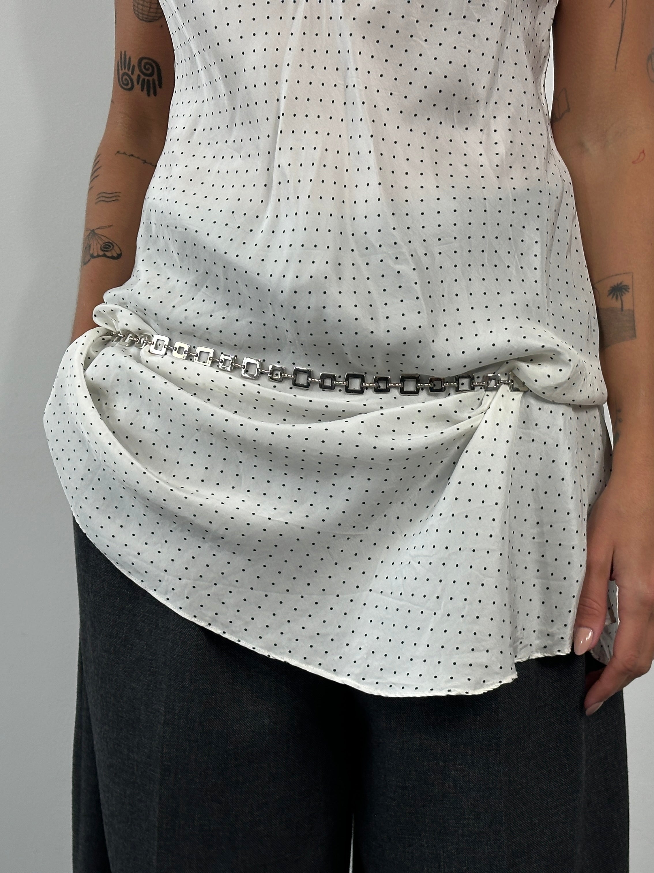 Vintage 1990s metal chain belt with adjustable one-size fit, featuring chunky links and a classic retro style.