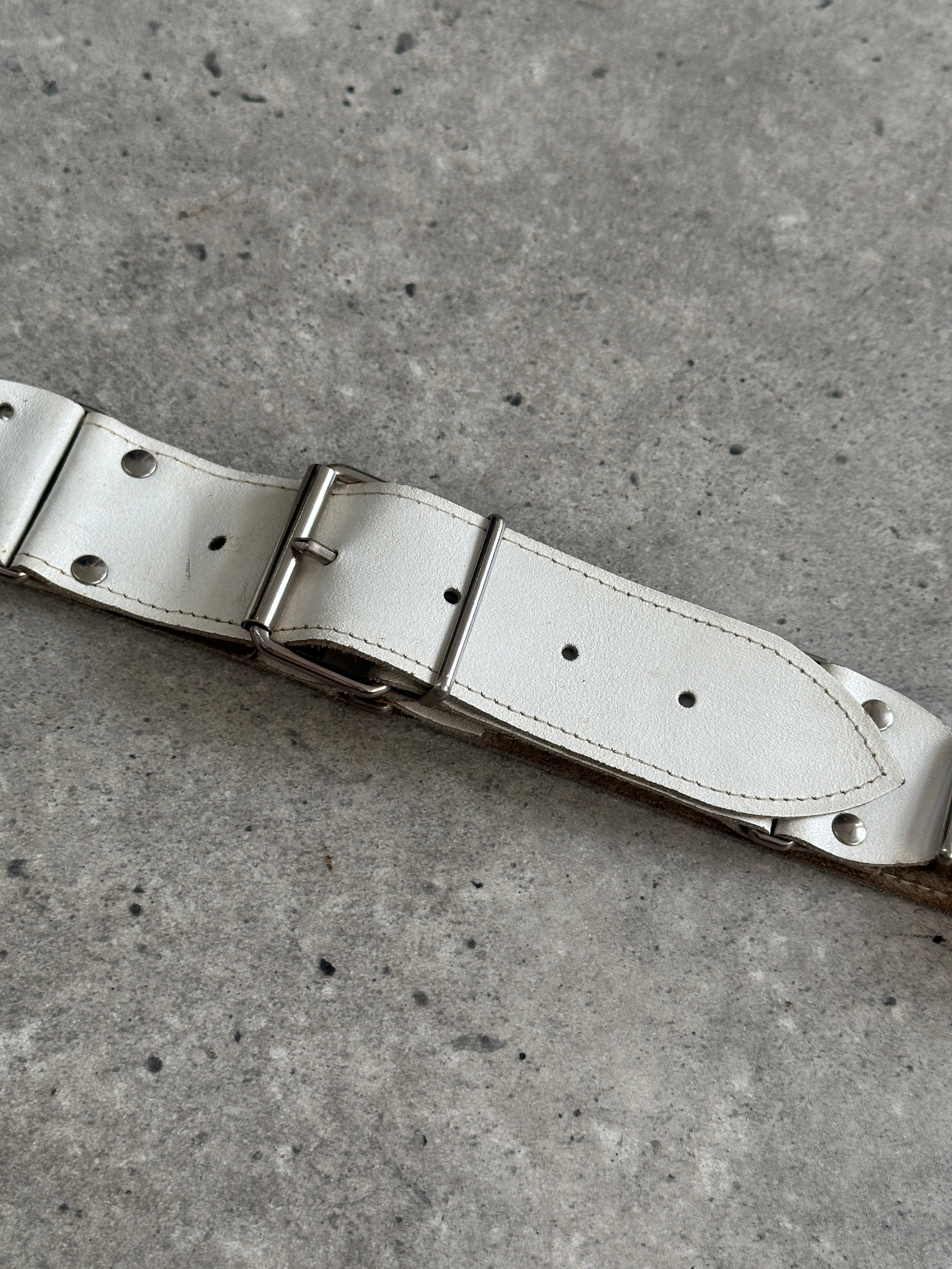 Vintage chrome hardware leather belt showing adjustable length from W28 to W32 with classic vintage style and sturdy construction.