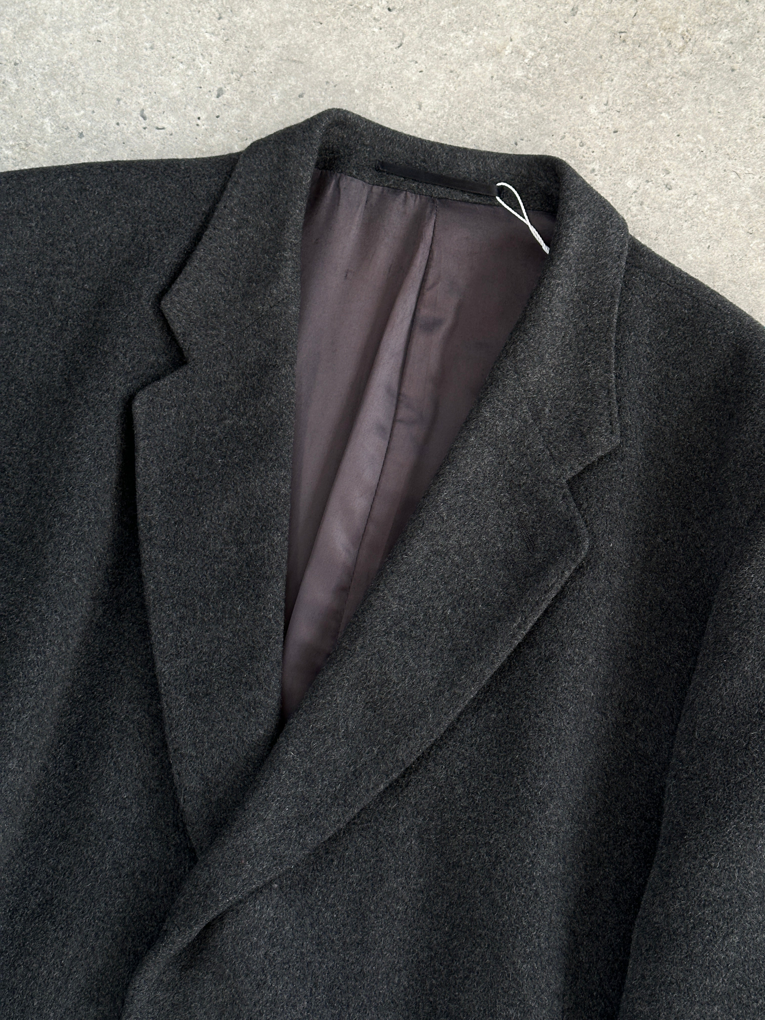 Vintage 1980s pure cashmere coat with concealed placket in size XL, featuring a classic tailored design and soft, luxurious fabric.