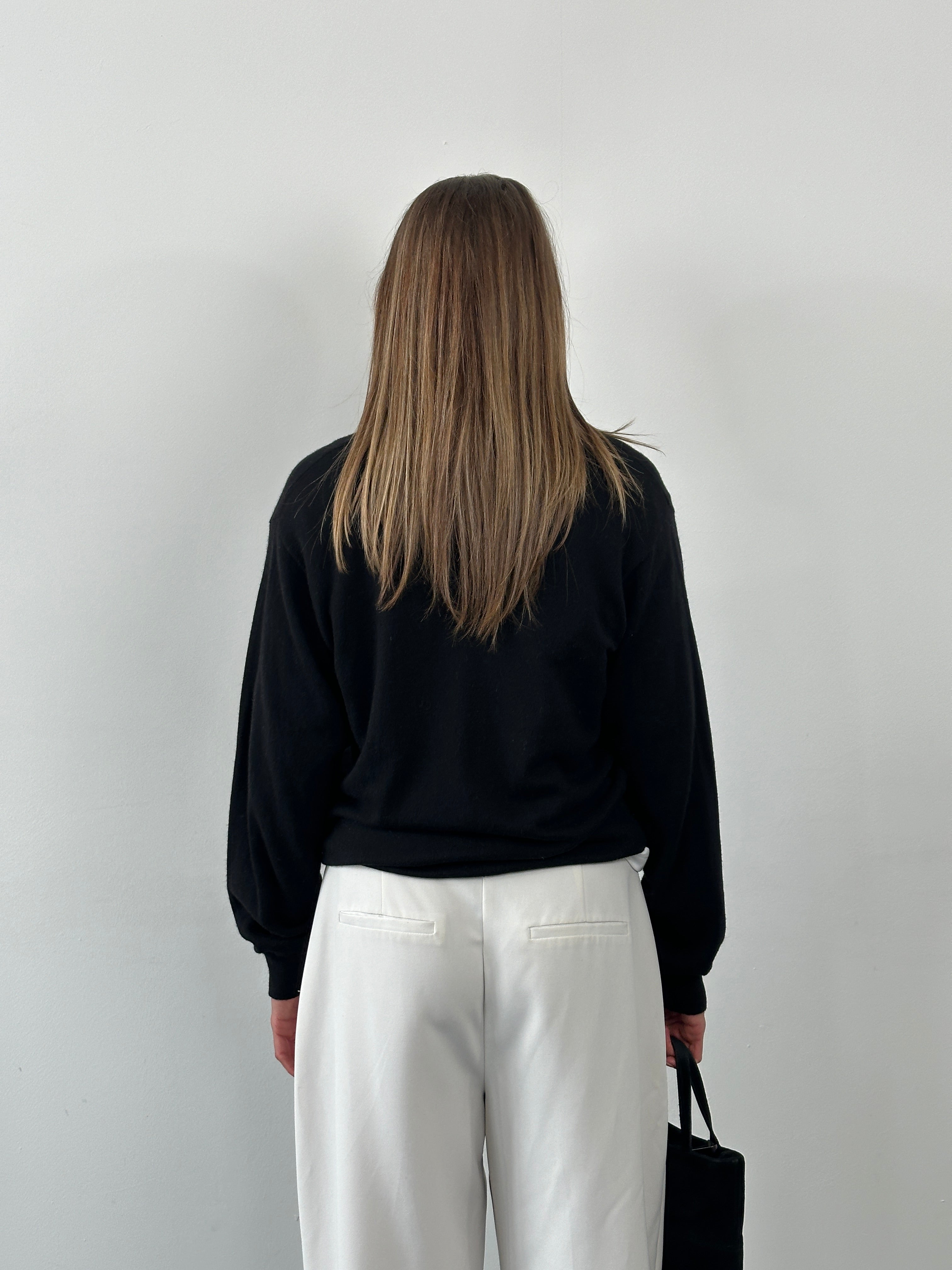 Vintage Italian cashmere silk V-neck jumper in size M, showcasing soft fabric and classic design.