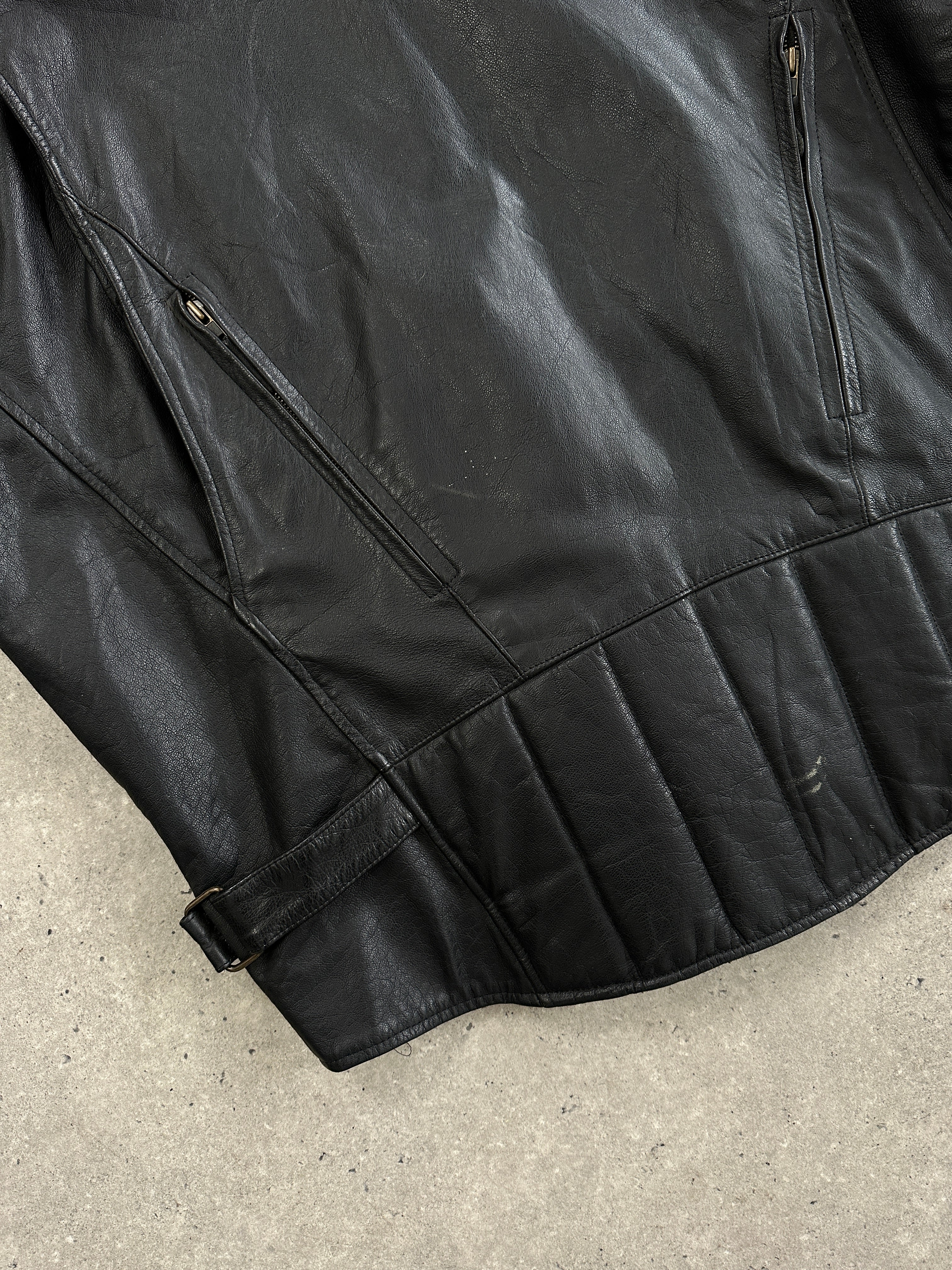 Vintage leather motorcycle jacket in XL size with classic design, featuring rugged leather and detailed stitching.