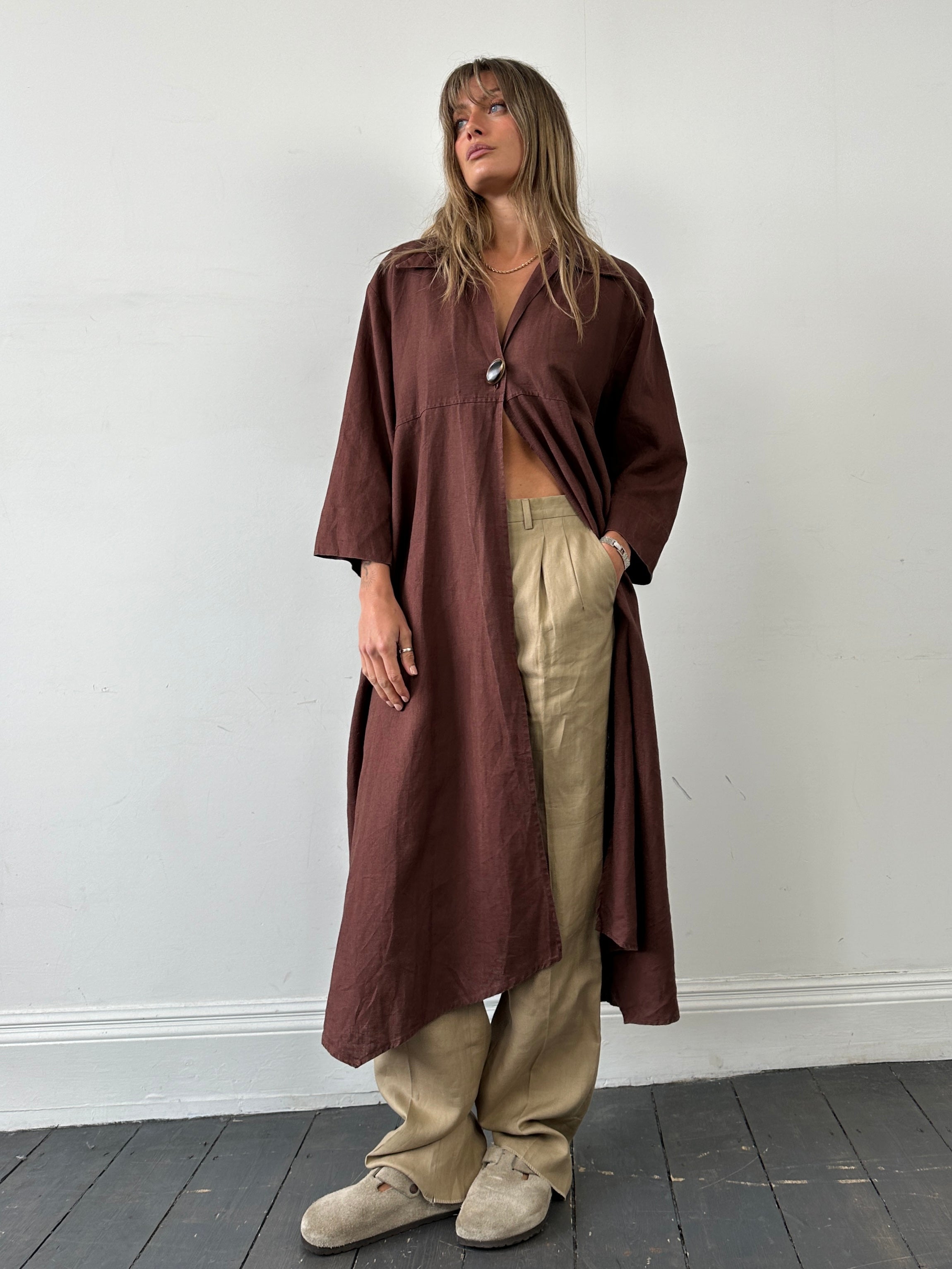 Italian Vintage Pure Linen Straight Leg Pleated Trousers in W32, showing the lightweight fabric and classic design.