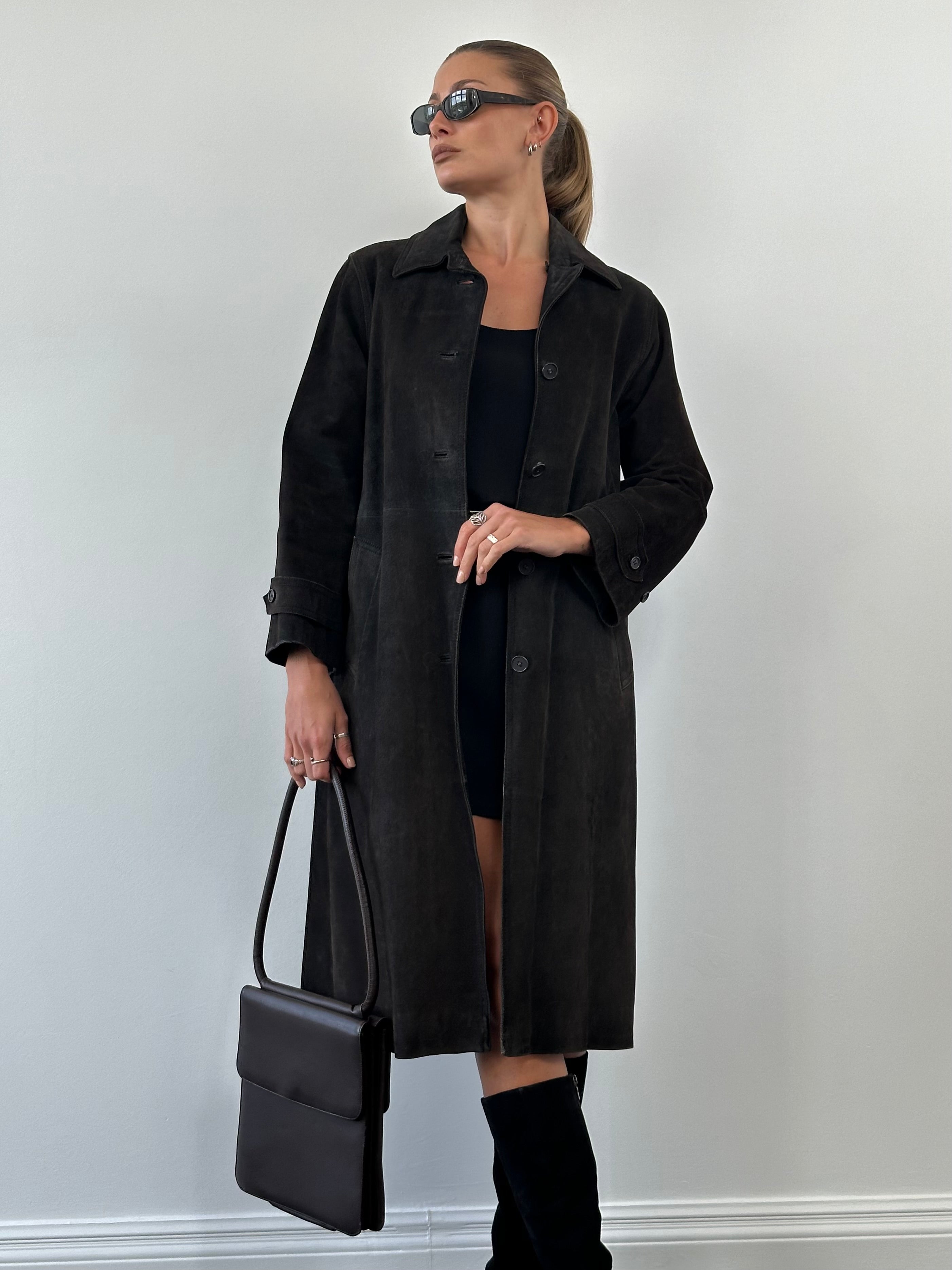 Vintage suede trench coat jacket in size M/L, featuring classic design and rich texture, perfect for stylish outerwear.