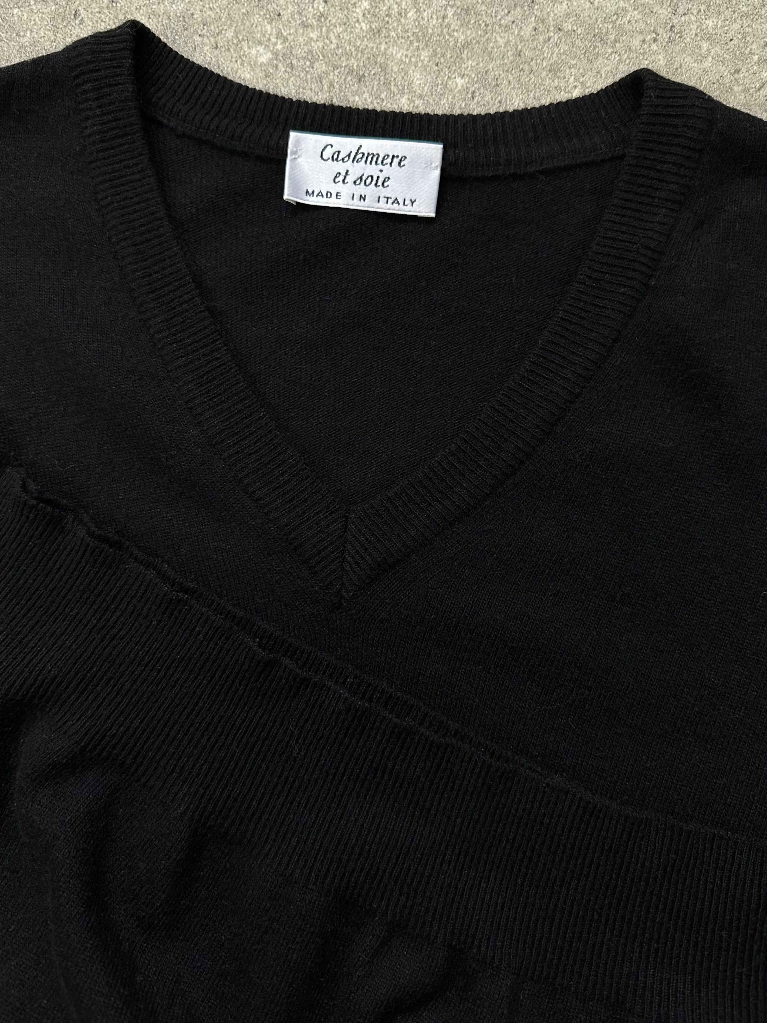 Vintage Italian cashmere silk V-neck jumper in size M, soft and luxurious knit with a classic fit and elegant design.