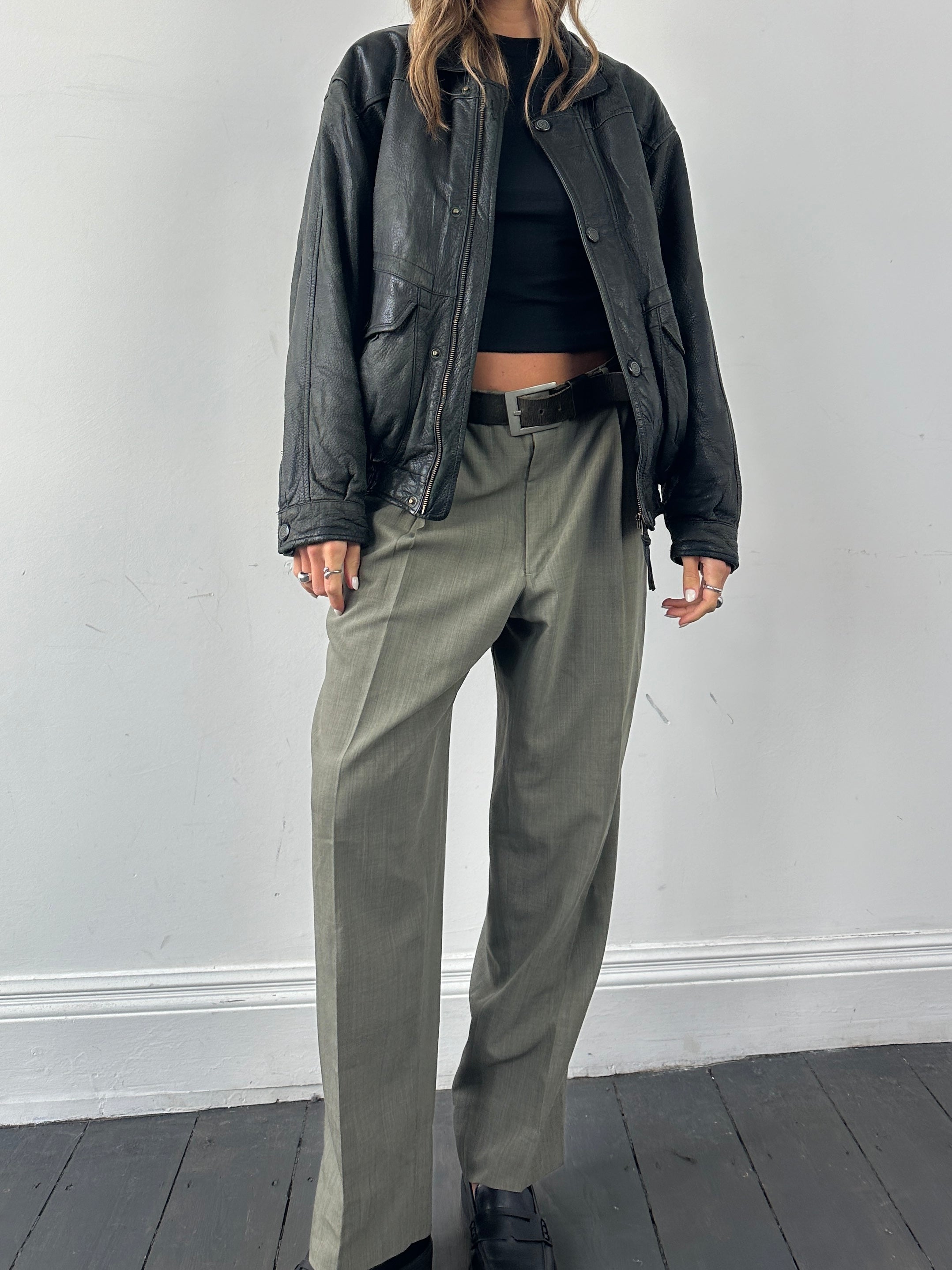 Vintage textured leather bomber jacket in size M/L, featuring classic design and durable leather material.