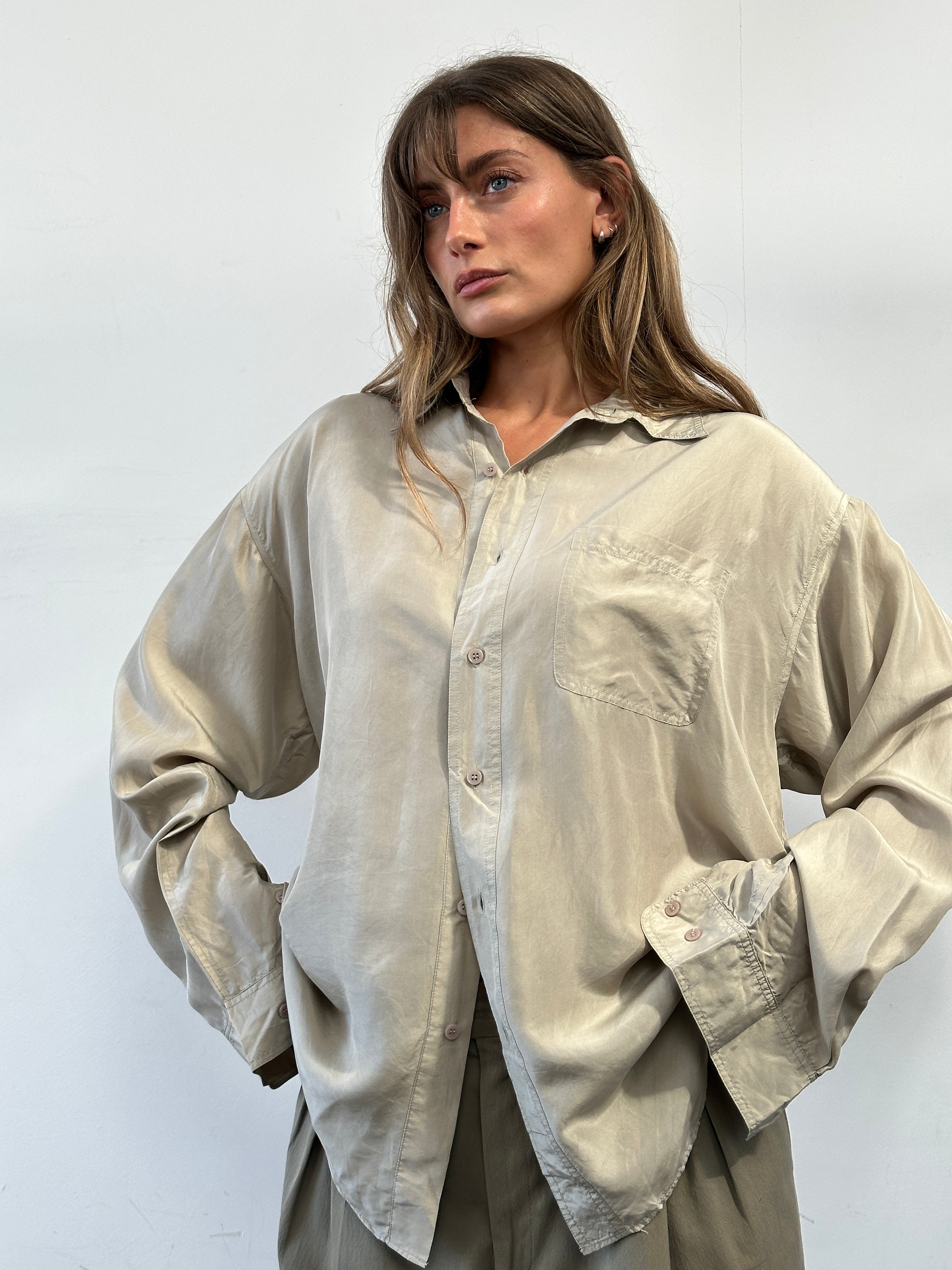 Vintage pure silk relaxed shirt in XL/XXL, shown in a natural drape, with a classic collar and long sleeves.