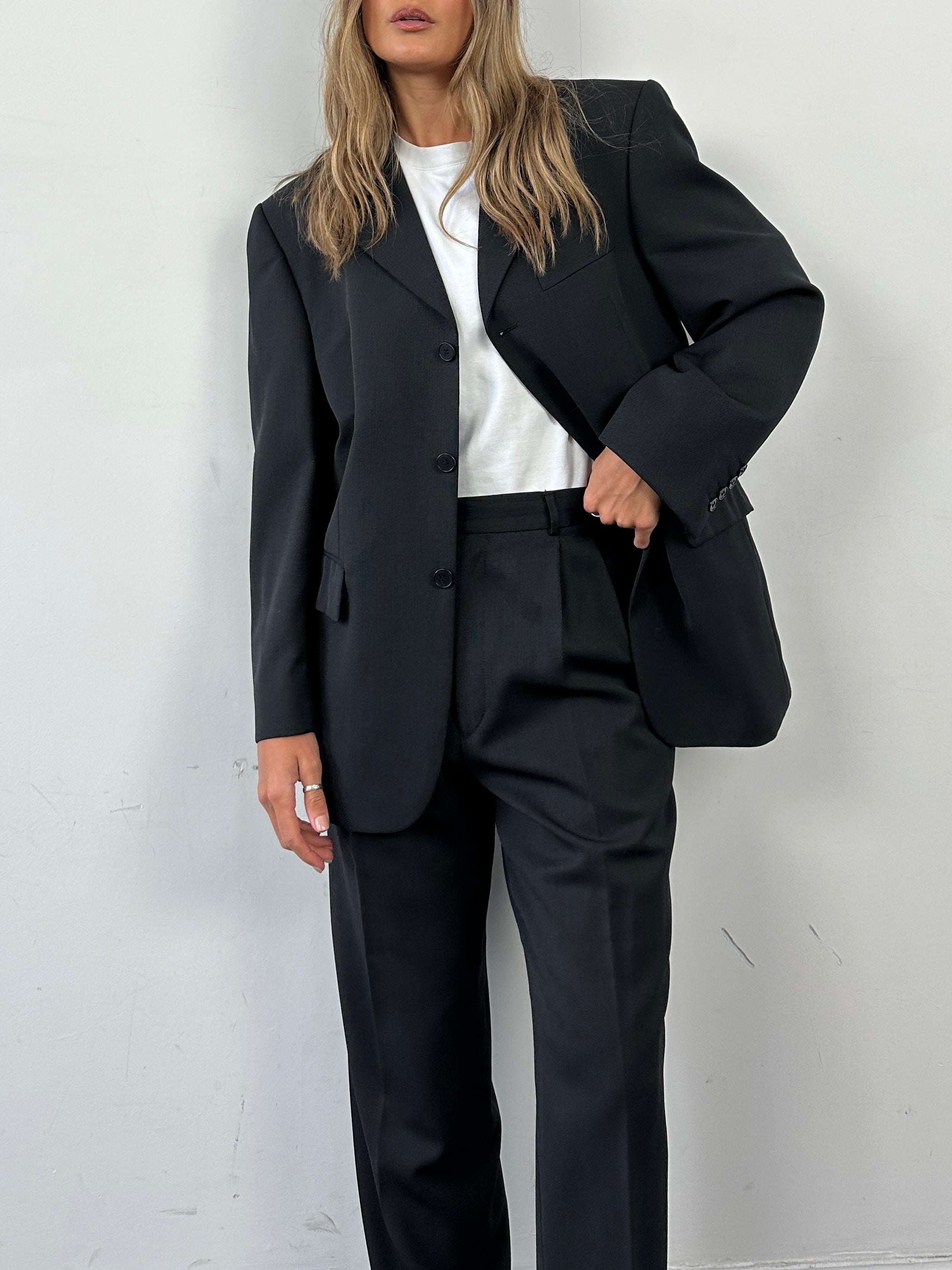Pierre Cardin wool single-breasted suit jumpsuit in size 40S/W30, tailored fit with classic lapel and button closure.